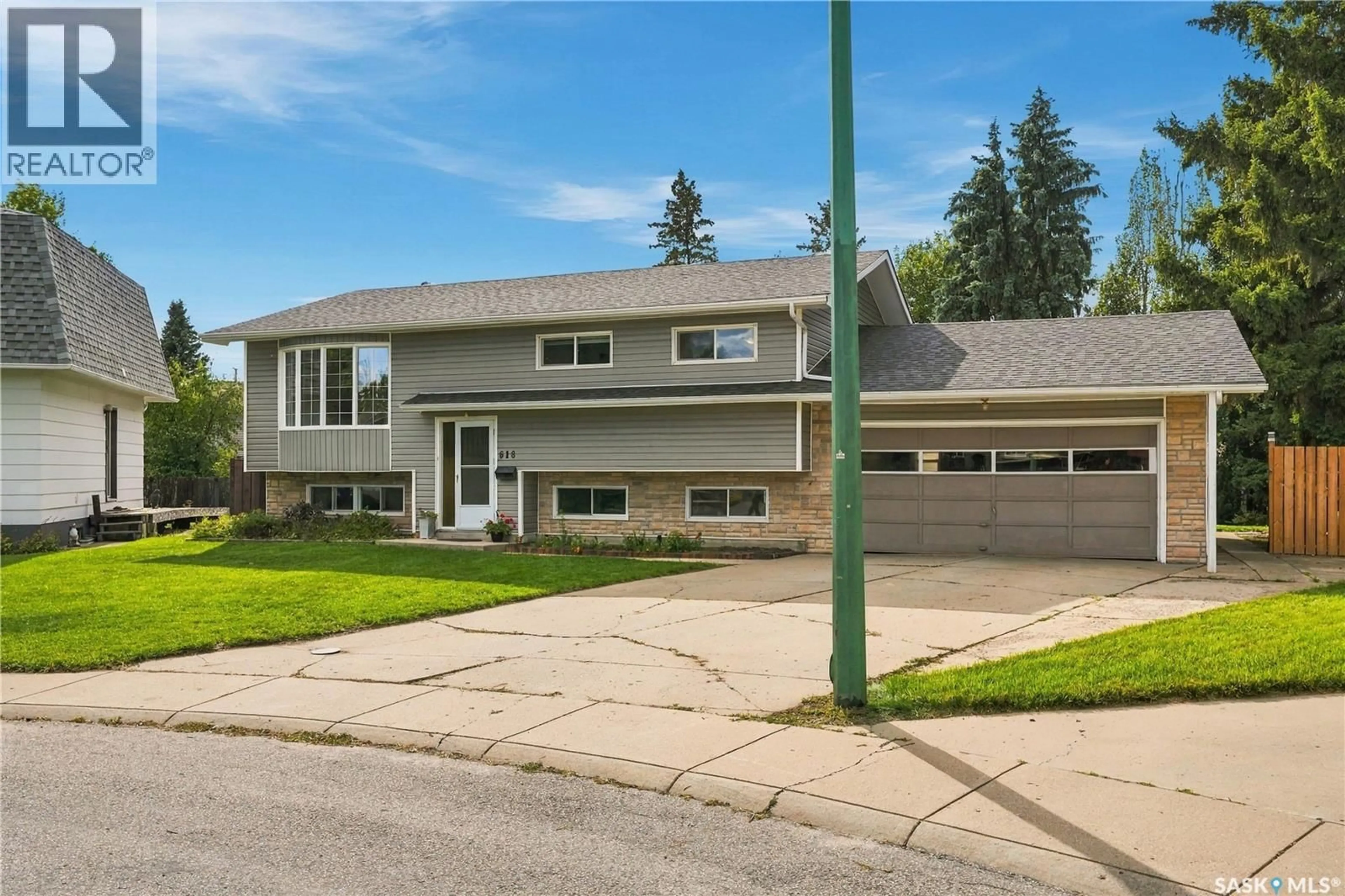 Home with vinyl exterior material, street for 618 PRIEL COURT, Saskatoon Saskatchewan S7M4K6