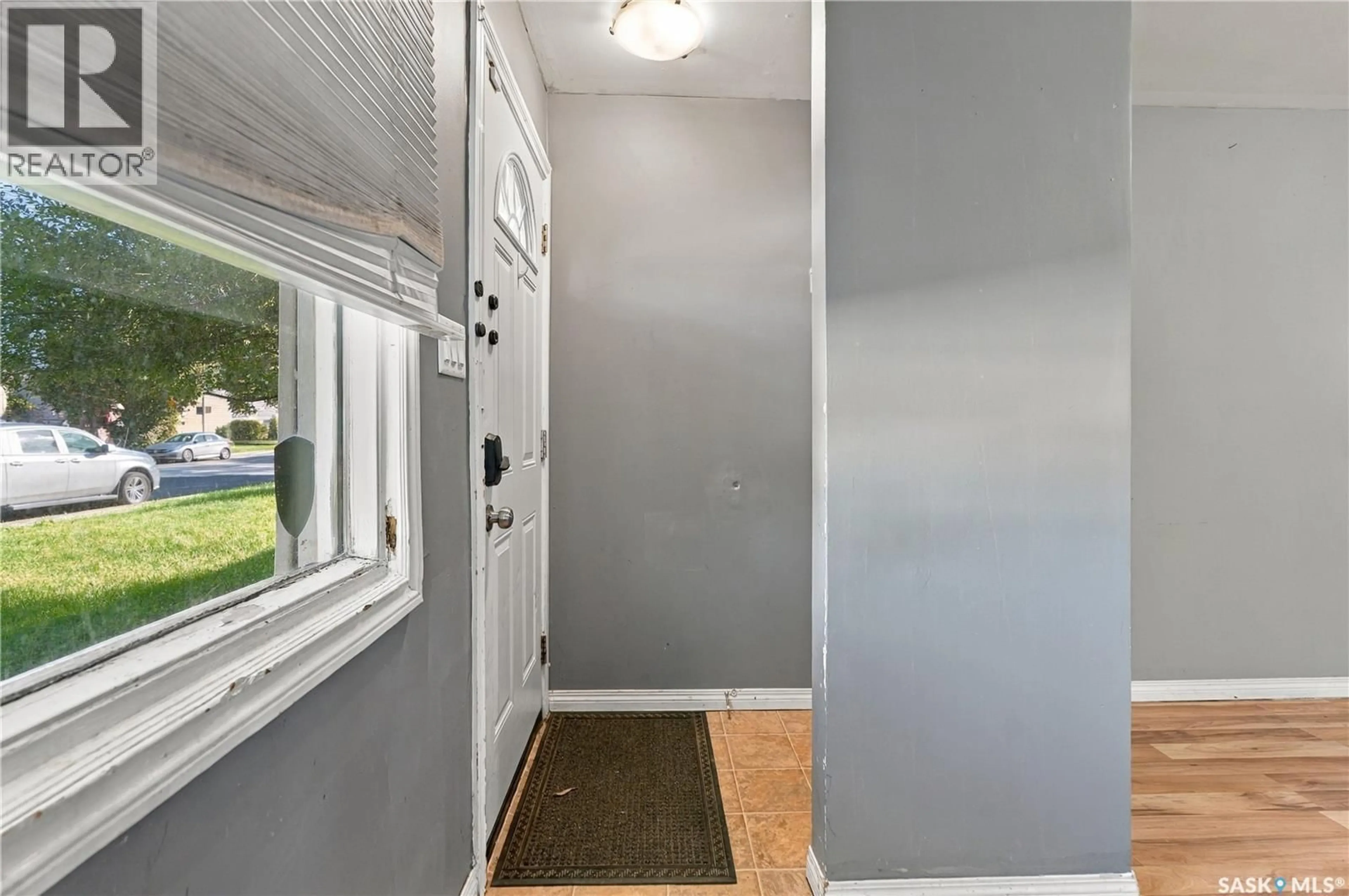 Indoor entryway for 1819 C AVENUE, Saskatoon Saskatchewan S7L1N9
