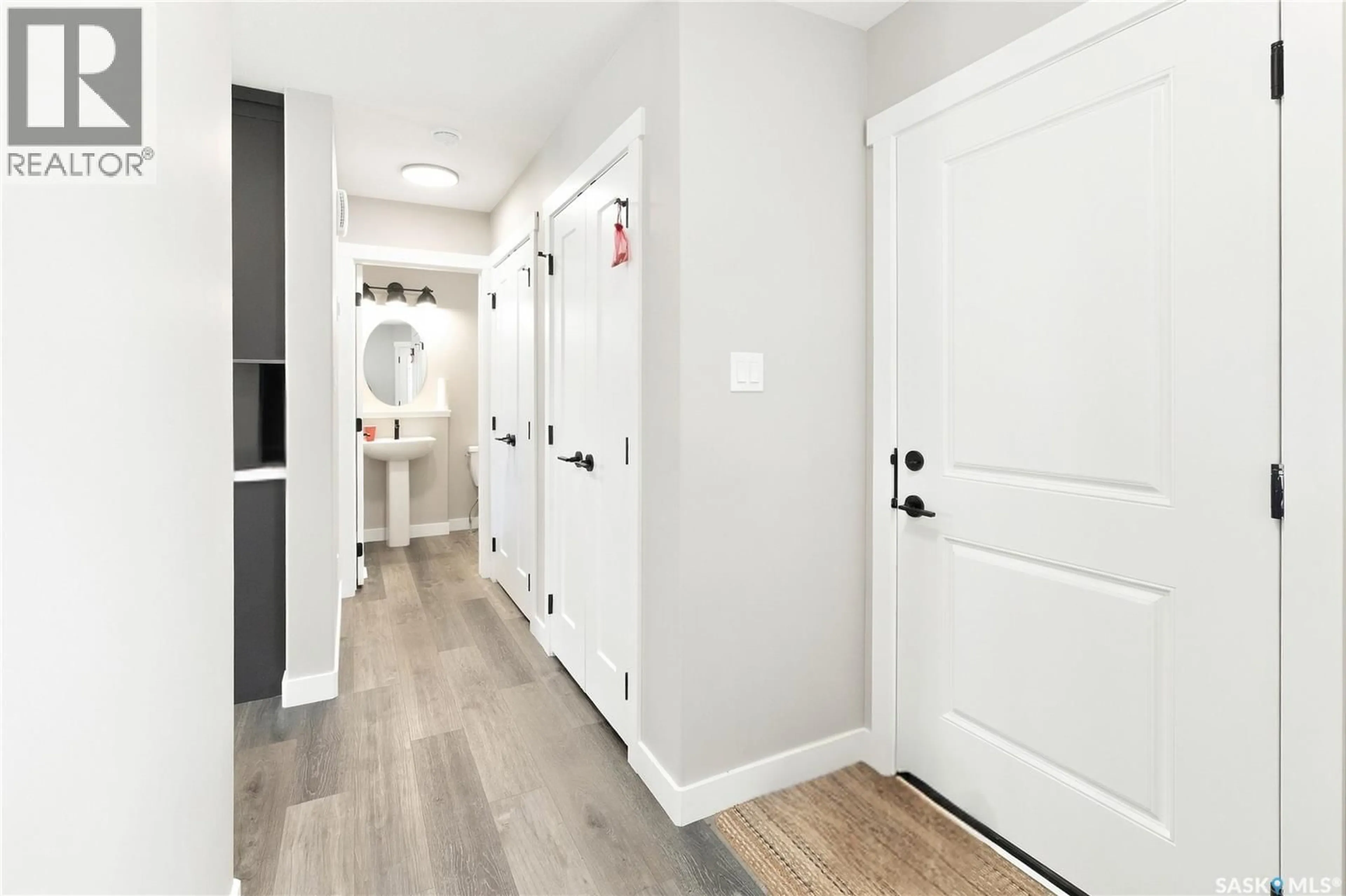 Indoor entryway for 3060 DUMONT WAY, Regina Saskatchewan S4V3Z3