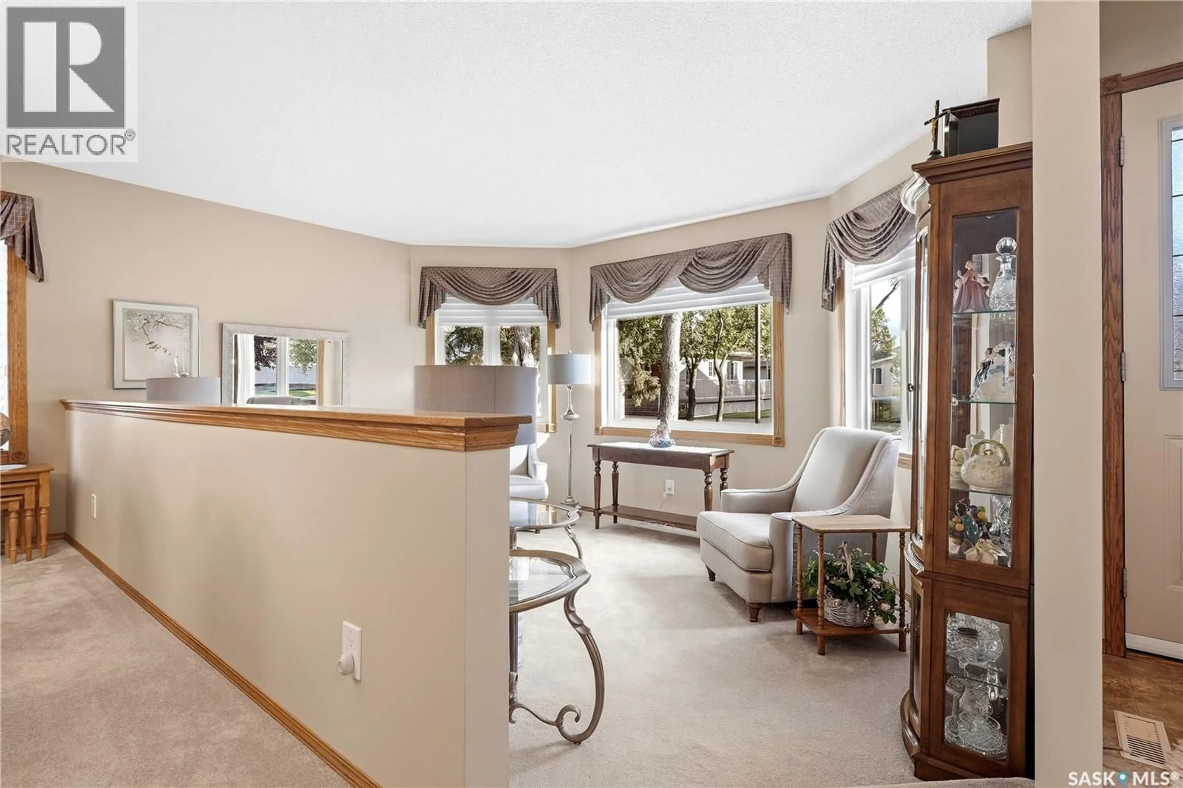 Indoor foyer for 18 GREENCREST BAY, Regina Saskatchewan S4S7E9