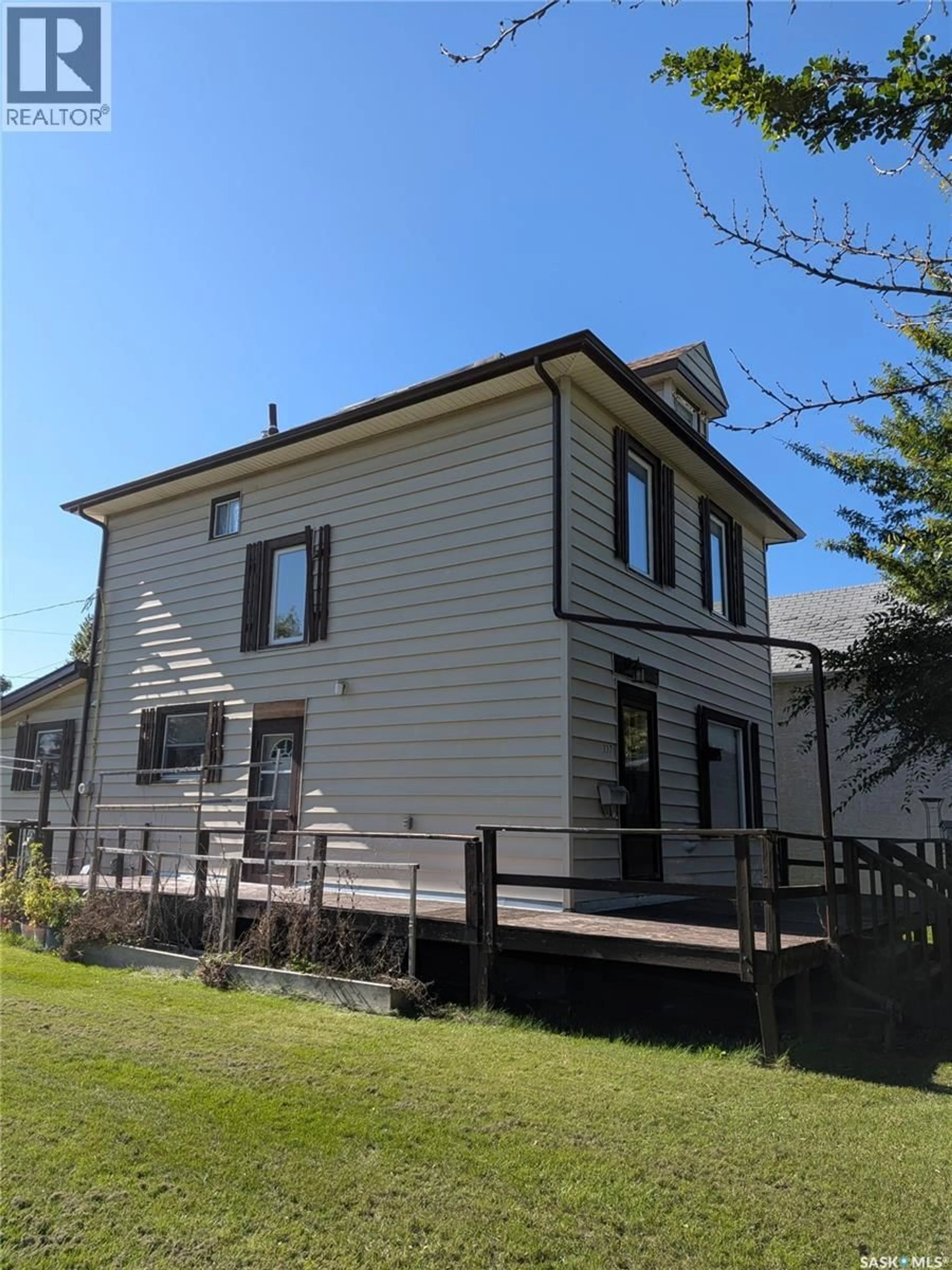 Home with vinyl exterior material, building for 337 9TH STREET, Prince Albert Saskatchewan S6V0X9