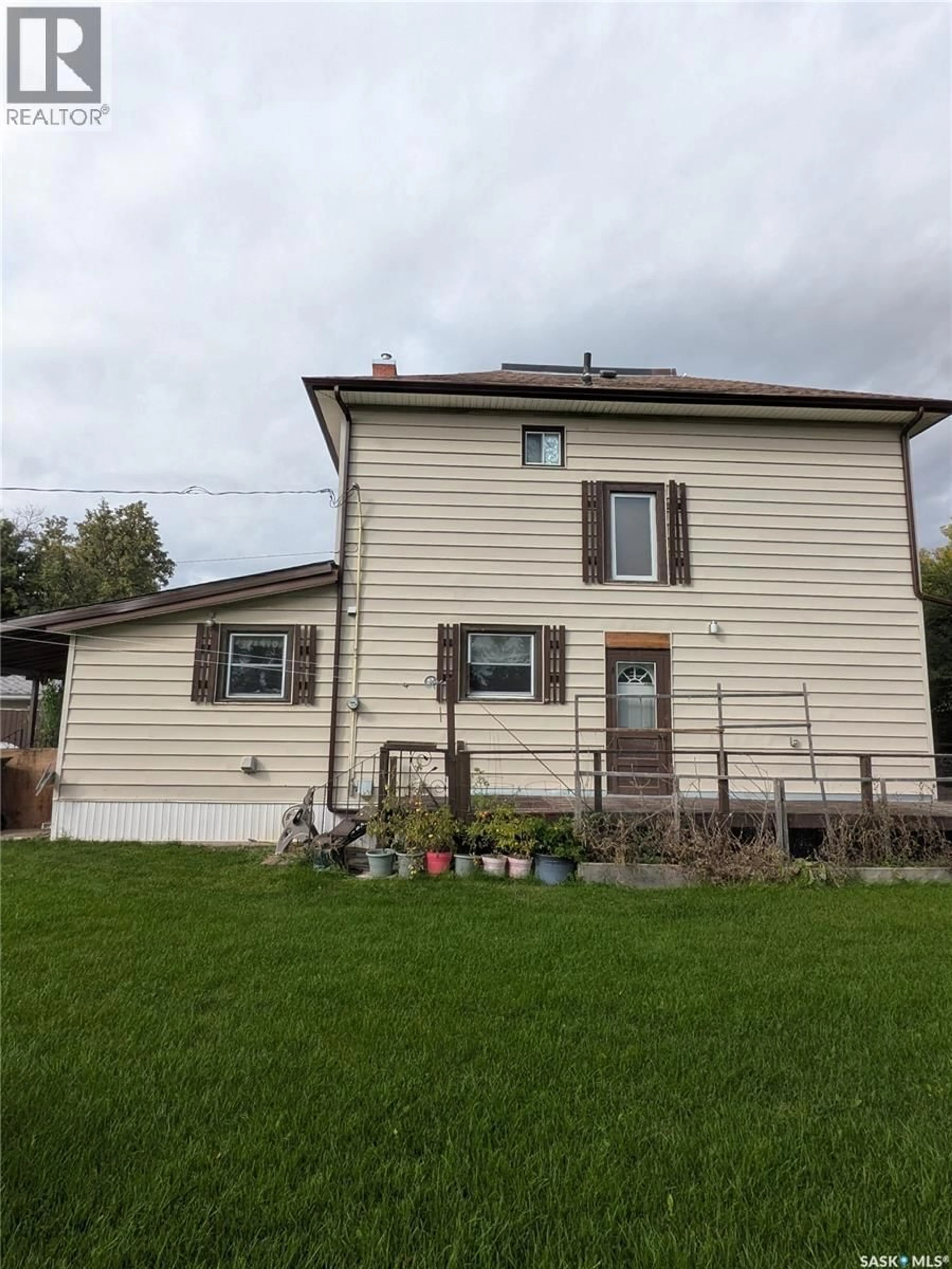 Home with vinyl exterior material, building for 337 9TH STREET, Prince Albert Saskatchewan S6V0X9