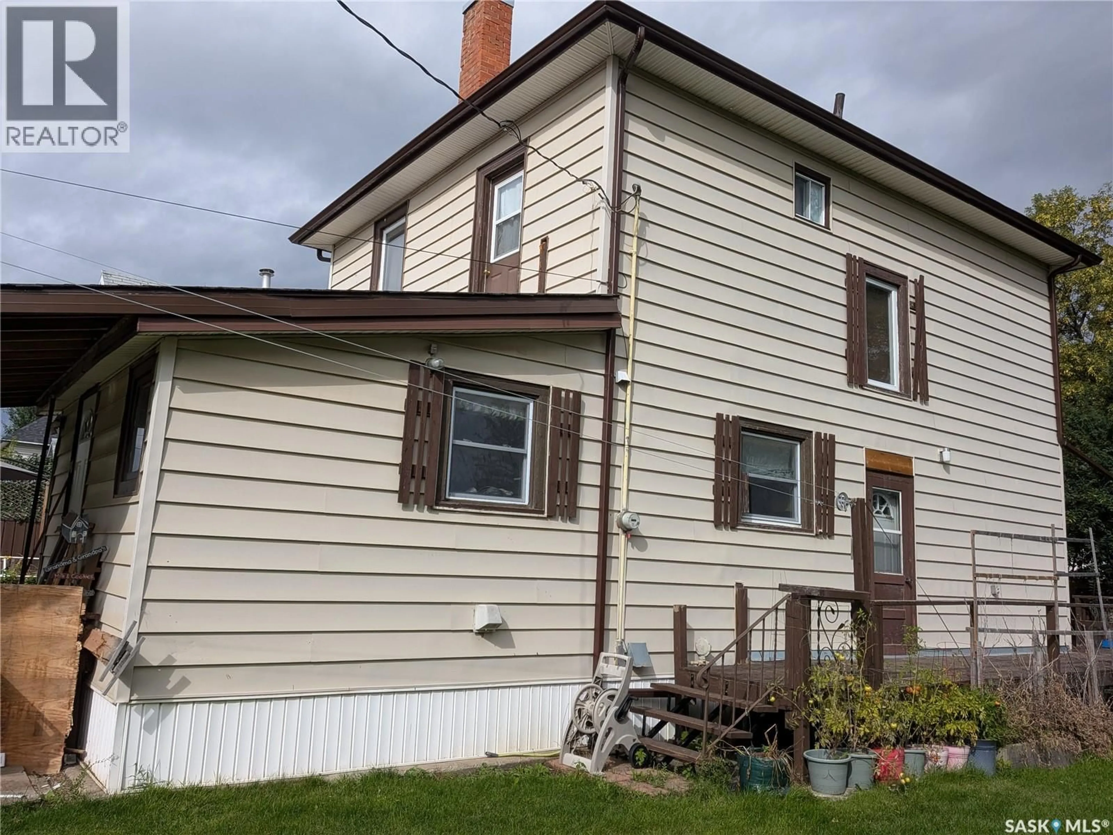 Home with vinyl exterior material, building for 337 9TH STREET, Prince Albert Saskatchewan S6V0X9