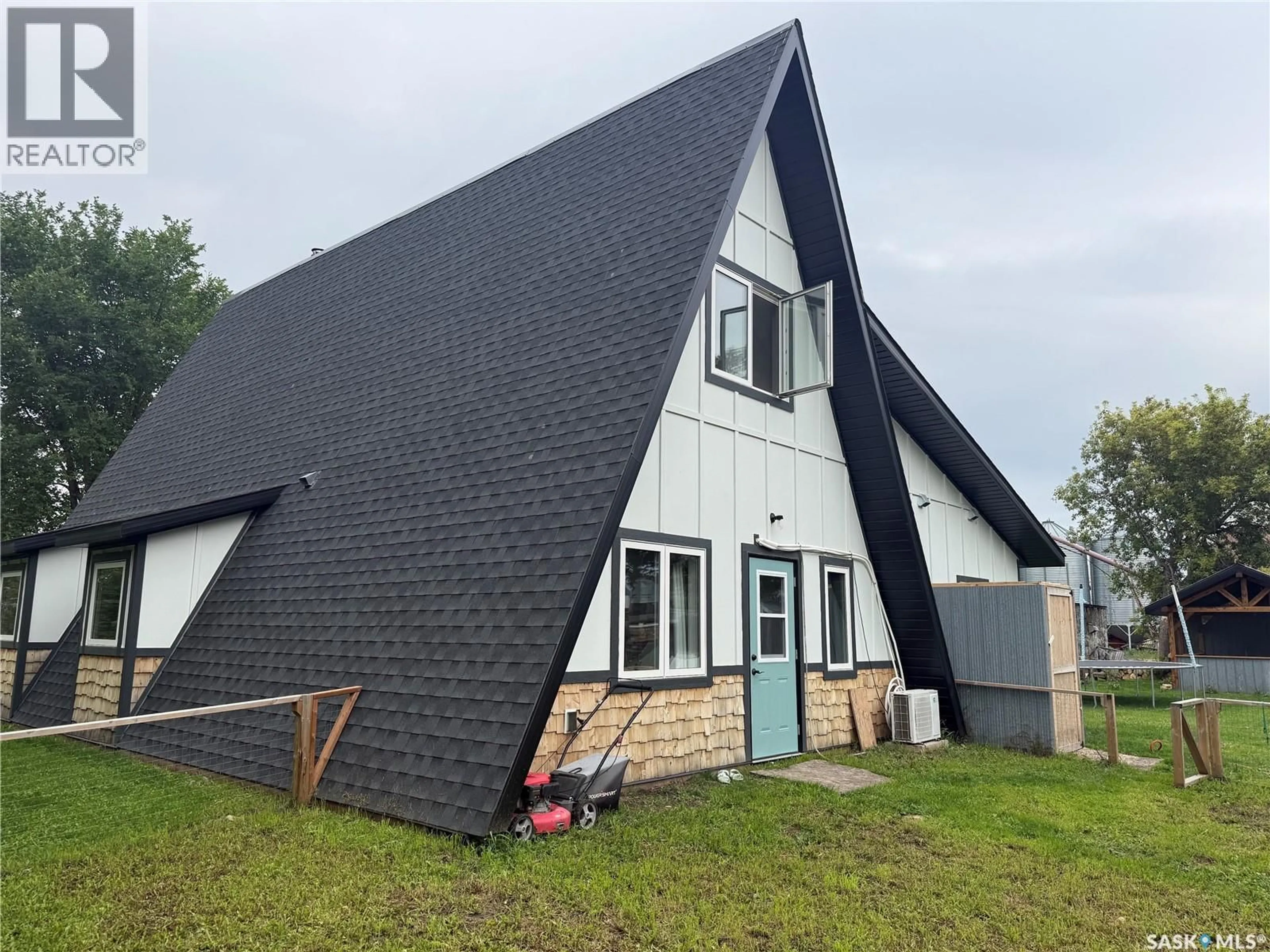 Home with vinyl exterior material, building for 50 MAIN STREET, Carrot River Saskatchewan S0E0L0