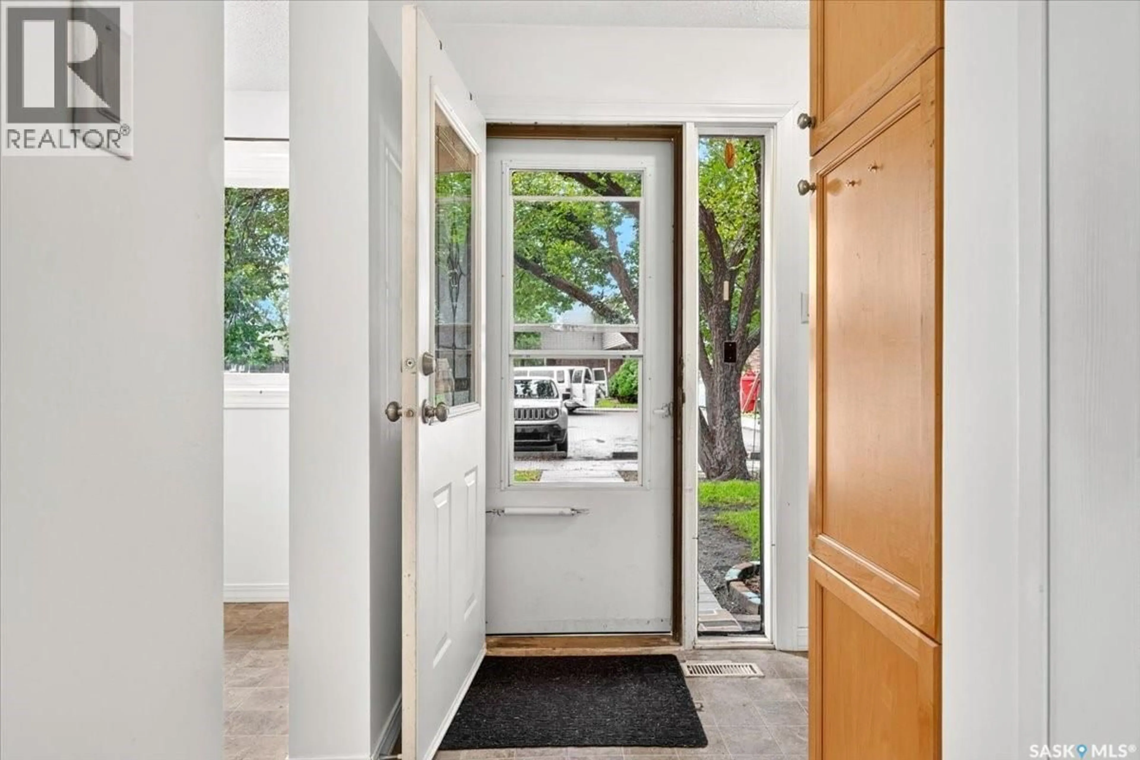 Indoor entryway for 3830 CASTLE ROAD, Regina Saskatchewan S4S6M7