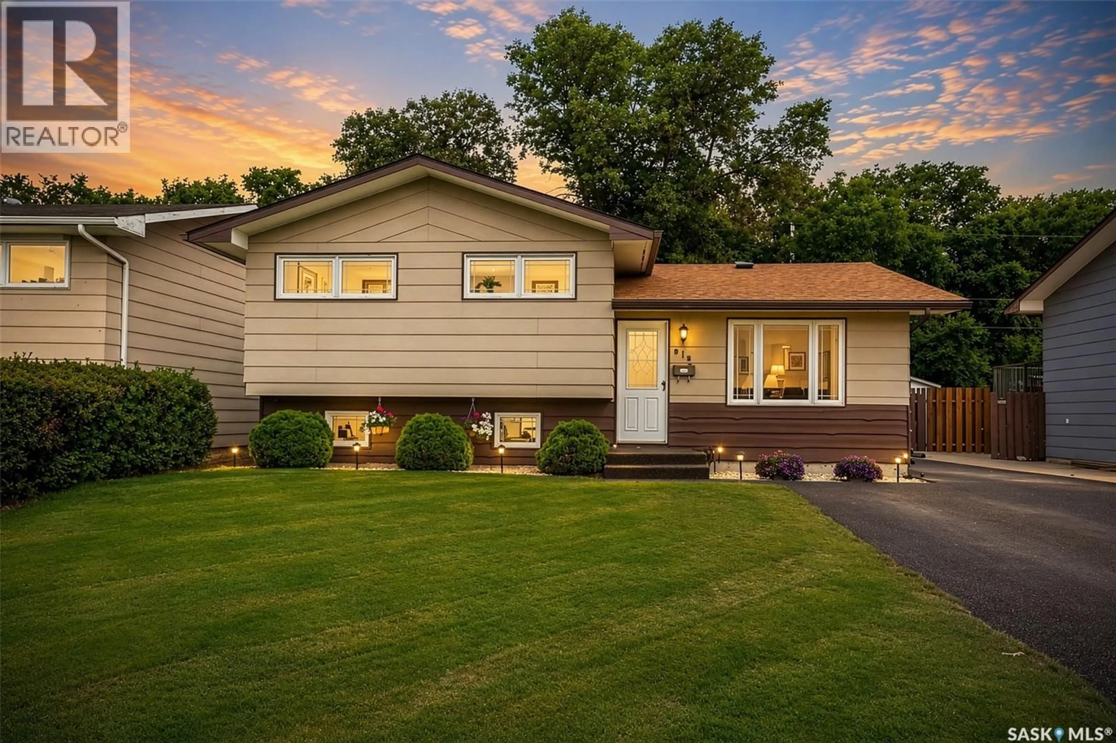 Home with vinyl exterior material, street for 919 HOLDSWORTH CRESCENT, Moose Jaw Saskatchewan S6H6T8