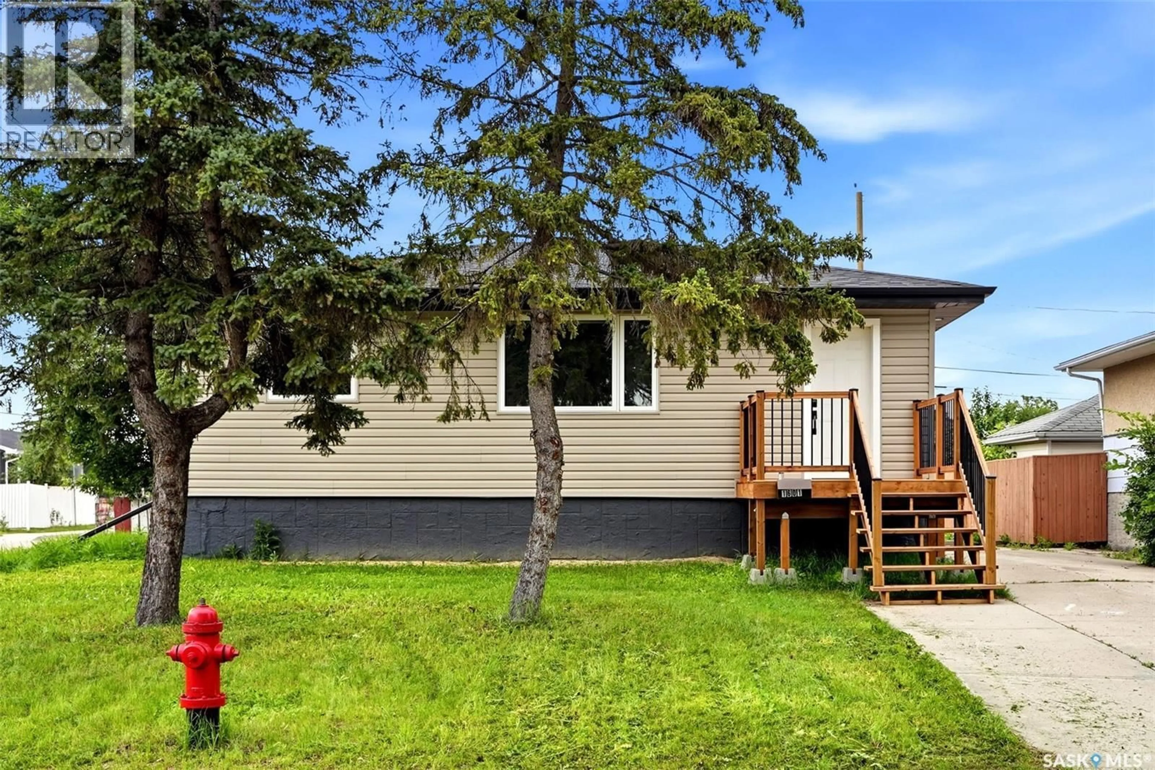 Home with vinyl exterior material, street for 1601 LACON STREET, Regina Saskatchewan S4N1Z5