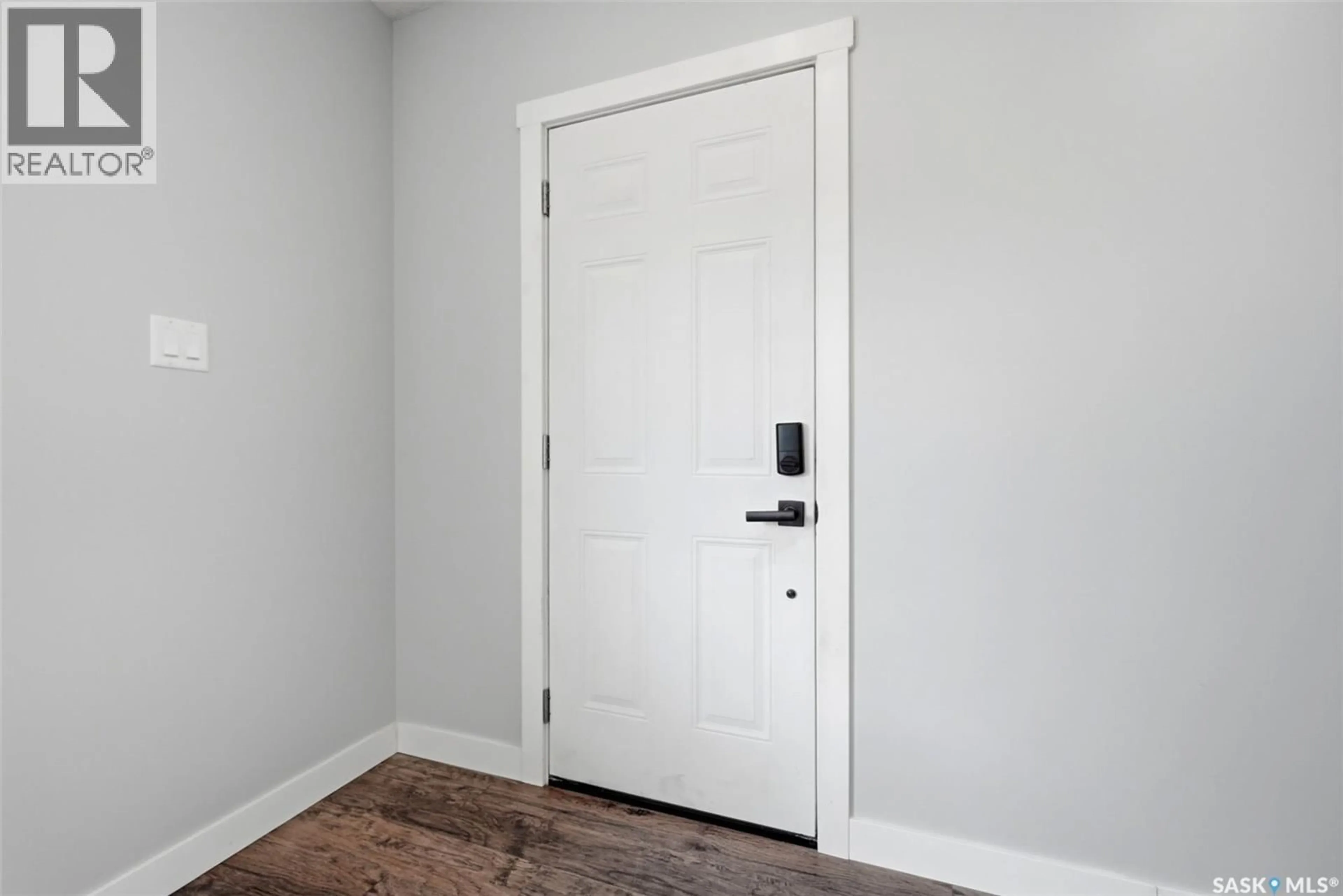 Indoor entryway for 1601 LACON STREET, Regina Saskatchewan S4N1Z5