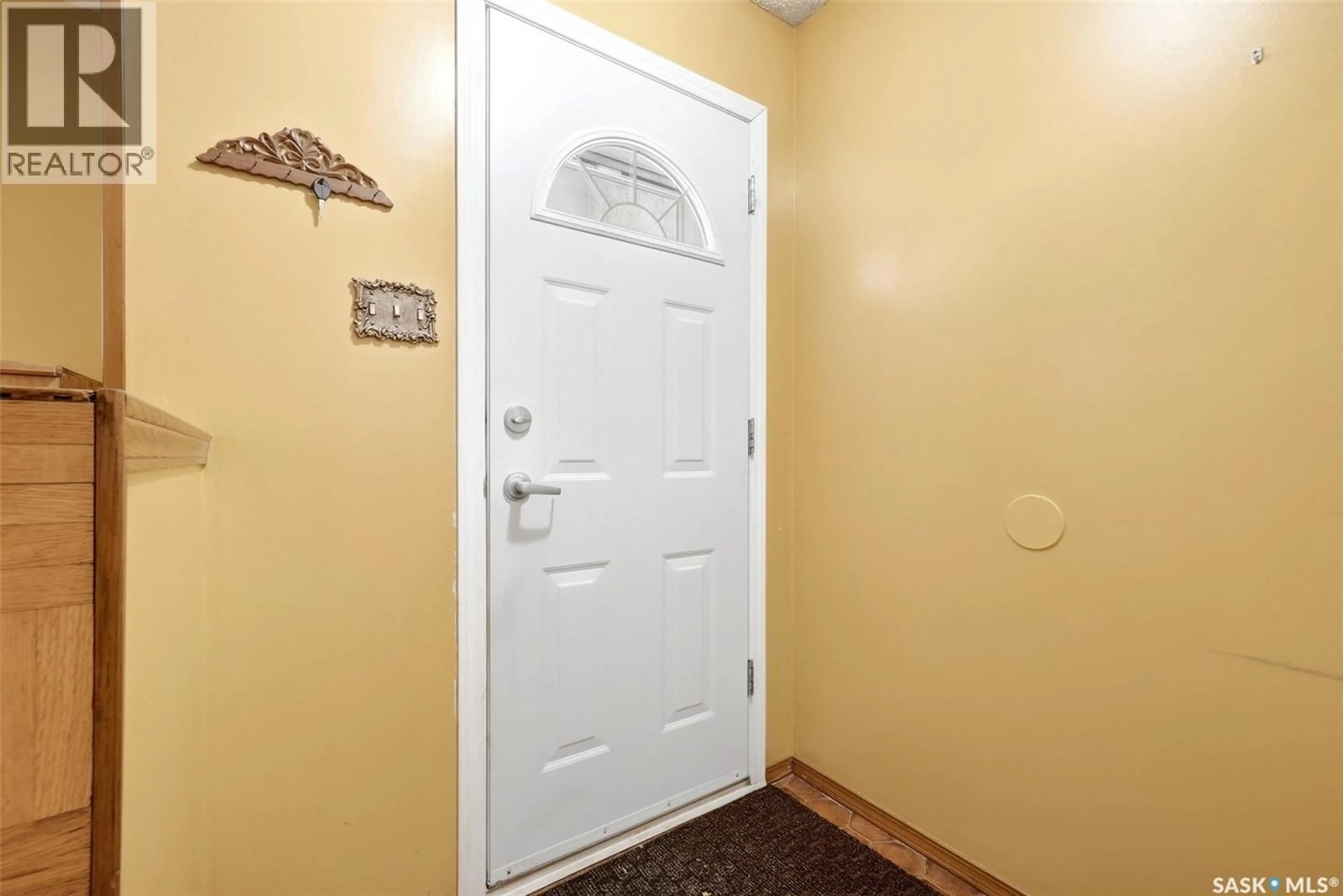 Indoor entryway for 4 FINES DRIVE, Regina Saskatchewan S4N5K5