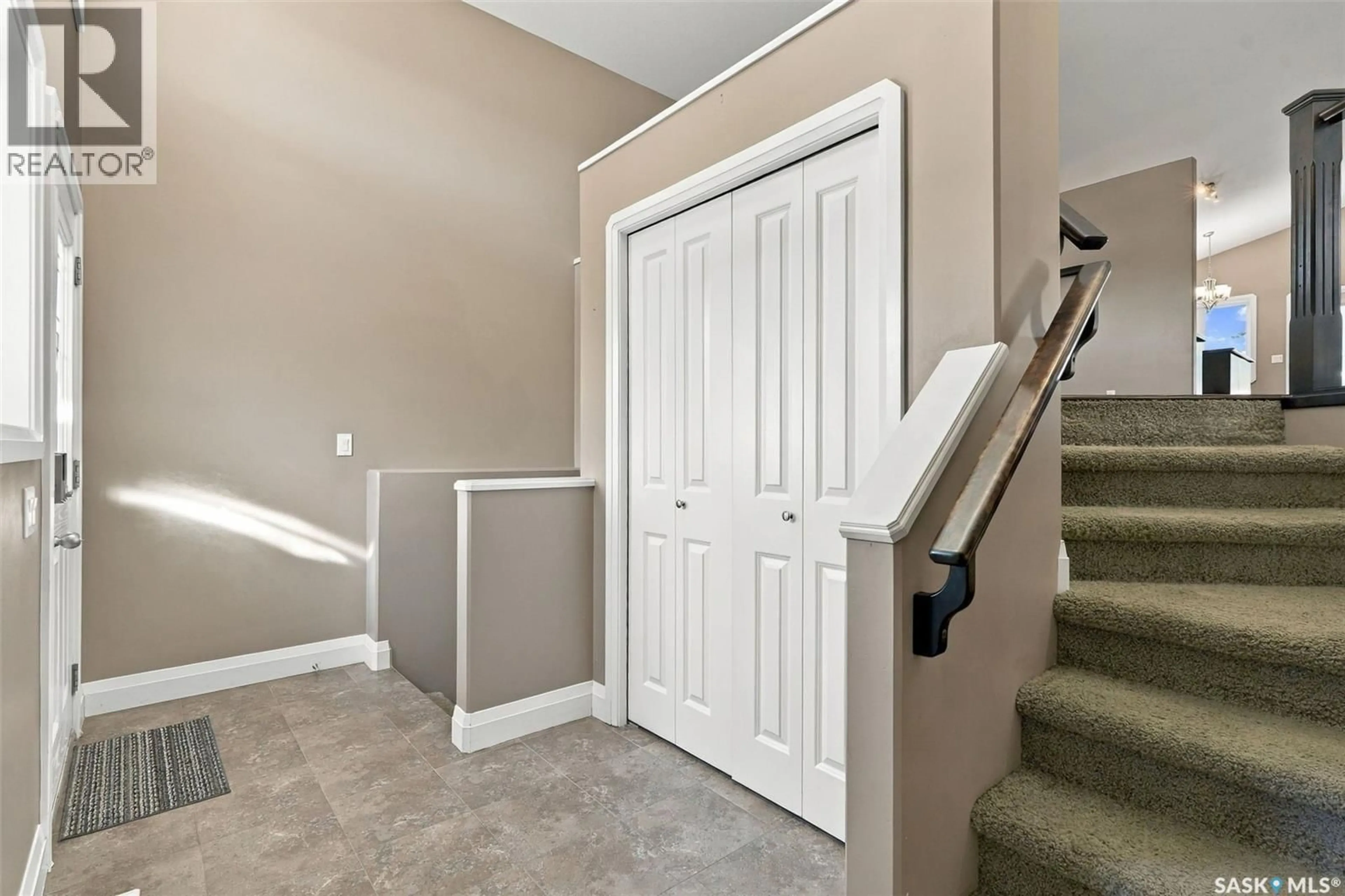 Indoor entryway for 1114 HARGREAVES WAY, Saskatoon Saskatchewan S7R0H2