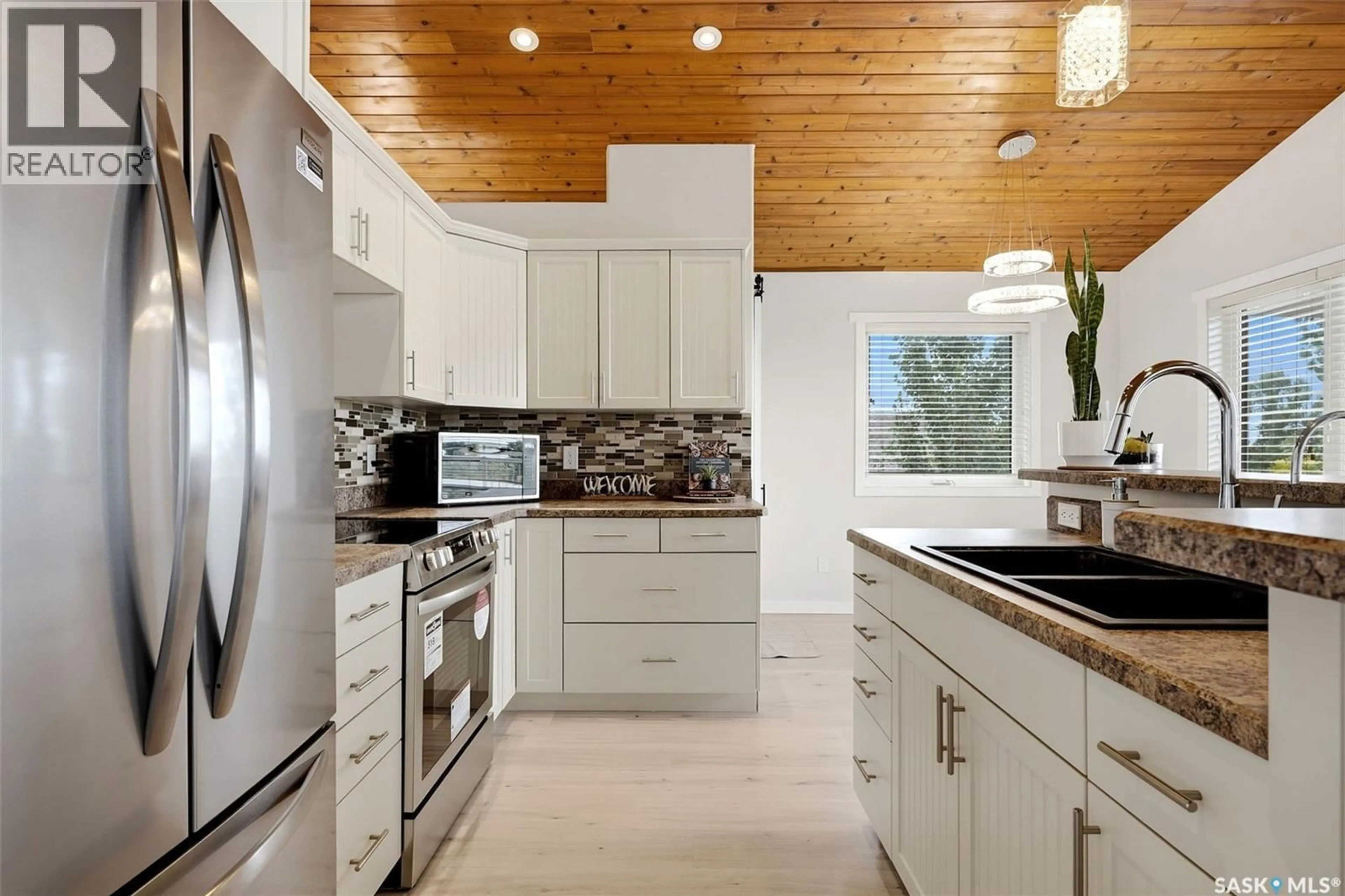 Contemporary kitchen, ceramic/tile floor for 414 WALTER STREET, Saskatchewan Beach Saskatchewan S0G4L0