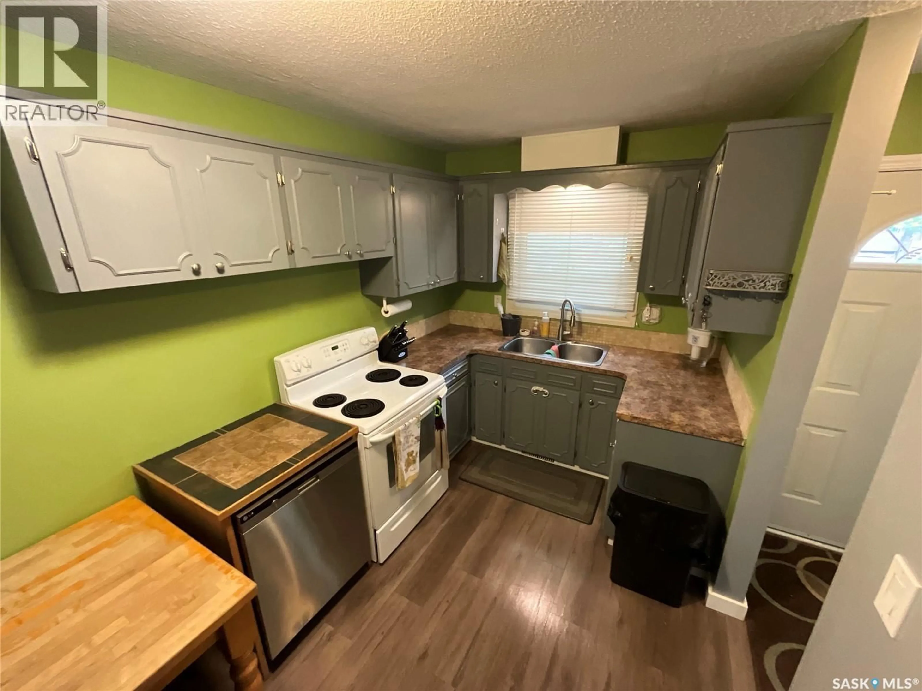 Standard kitchen, unknown for 29 MCMURCHY AVENUE, Regina Saskatchewan S4R3G3