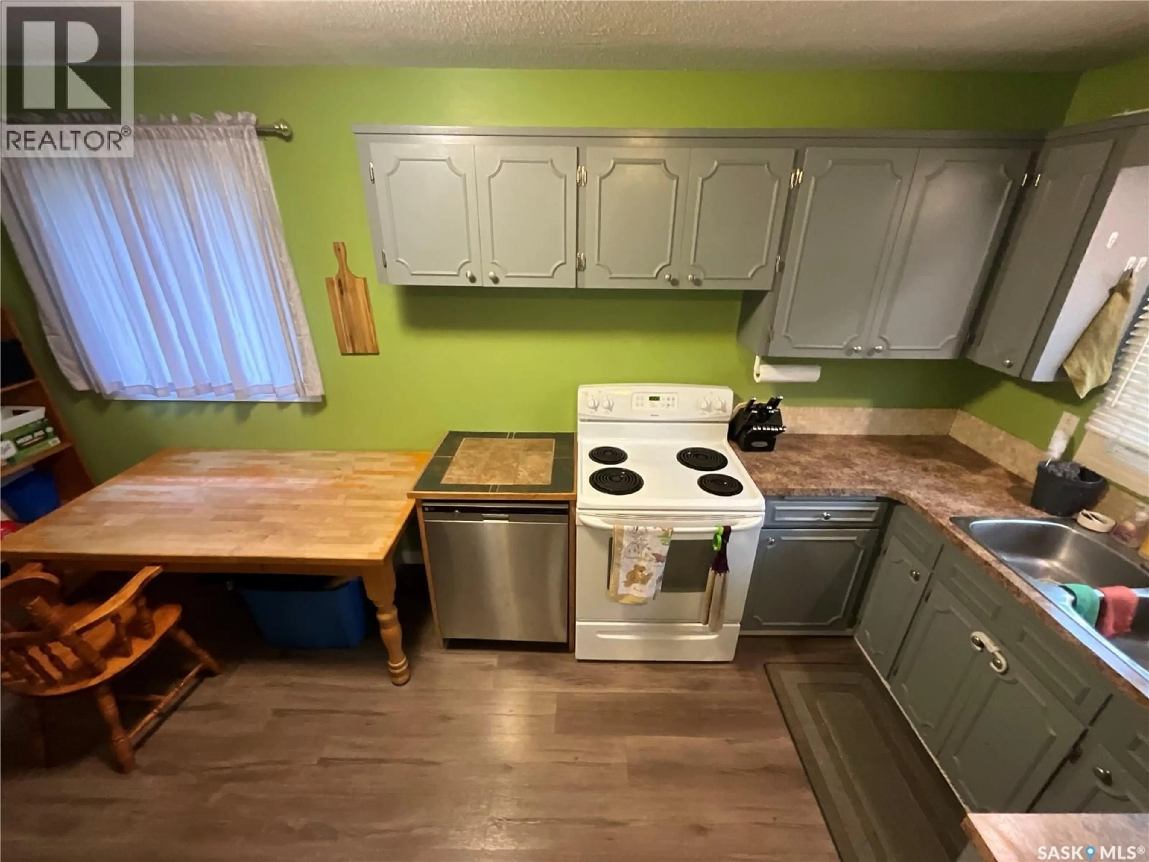 Standard kitchen, unknown for 29 MCMURCHY AVENUE, Regina Saskatchewan S4R3G3