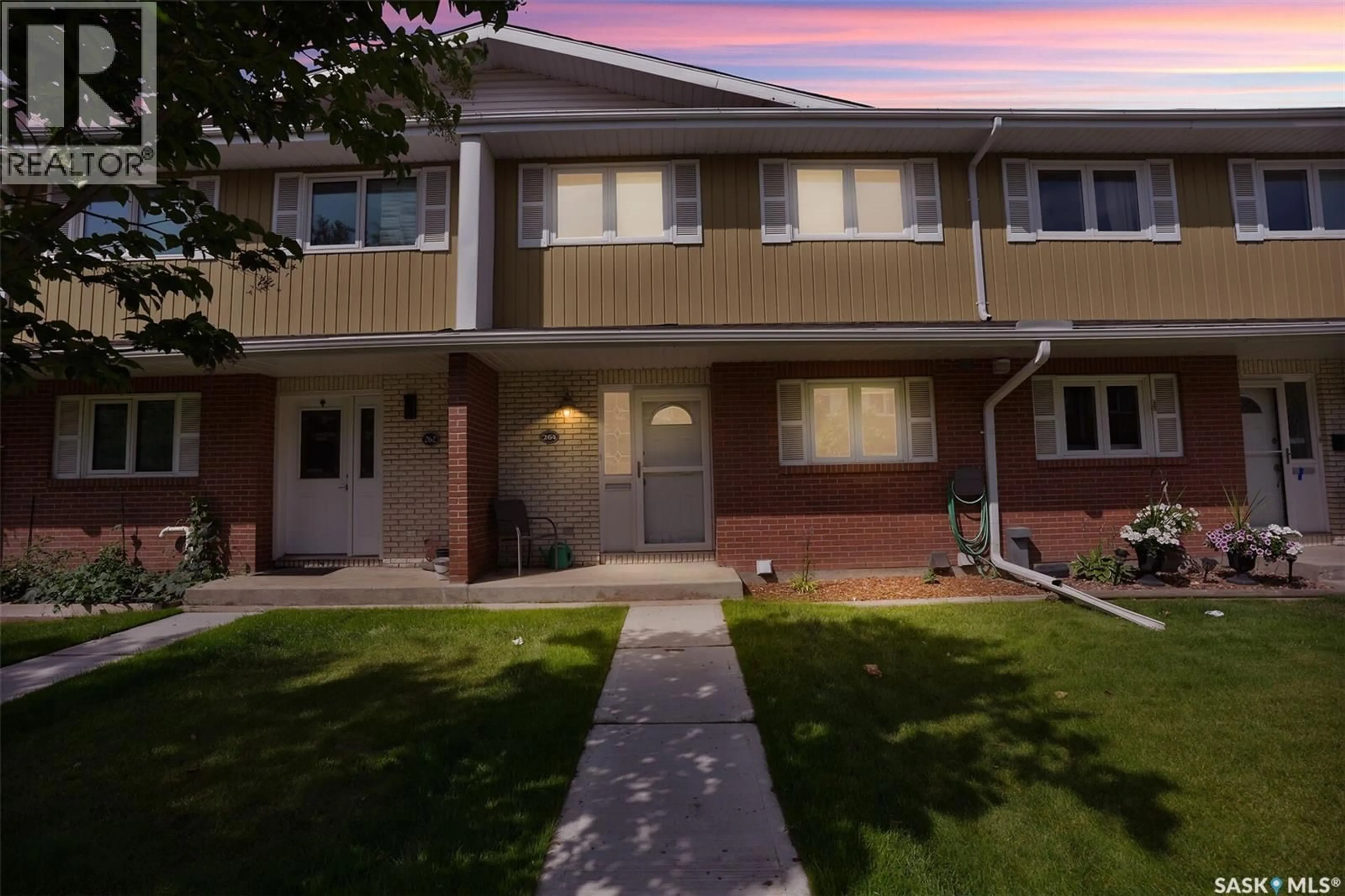Home with vinyl exterior material, street for 264 PLAINSVIEW DRIVE, Regina Saskatchewan S4S6N1