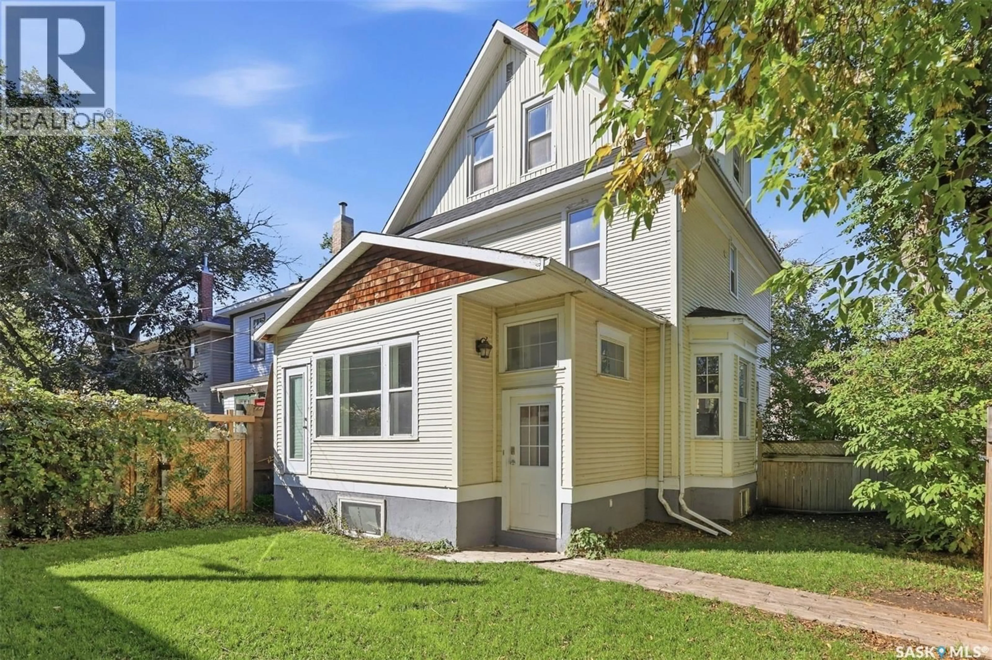Home with vinyl exterior material, street for 618 E AVENUE N, Saskatoon Saskatchewan S7L1S3