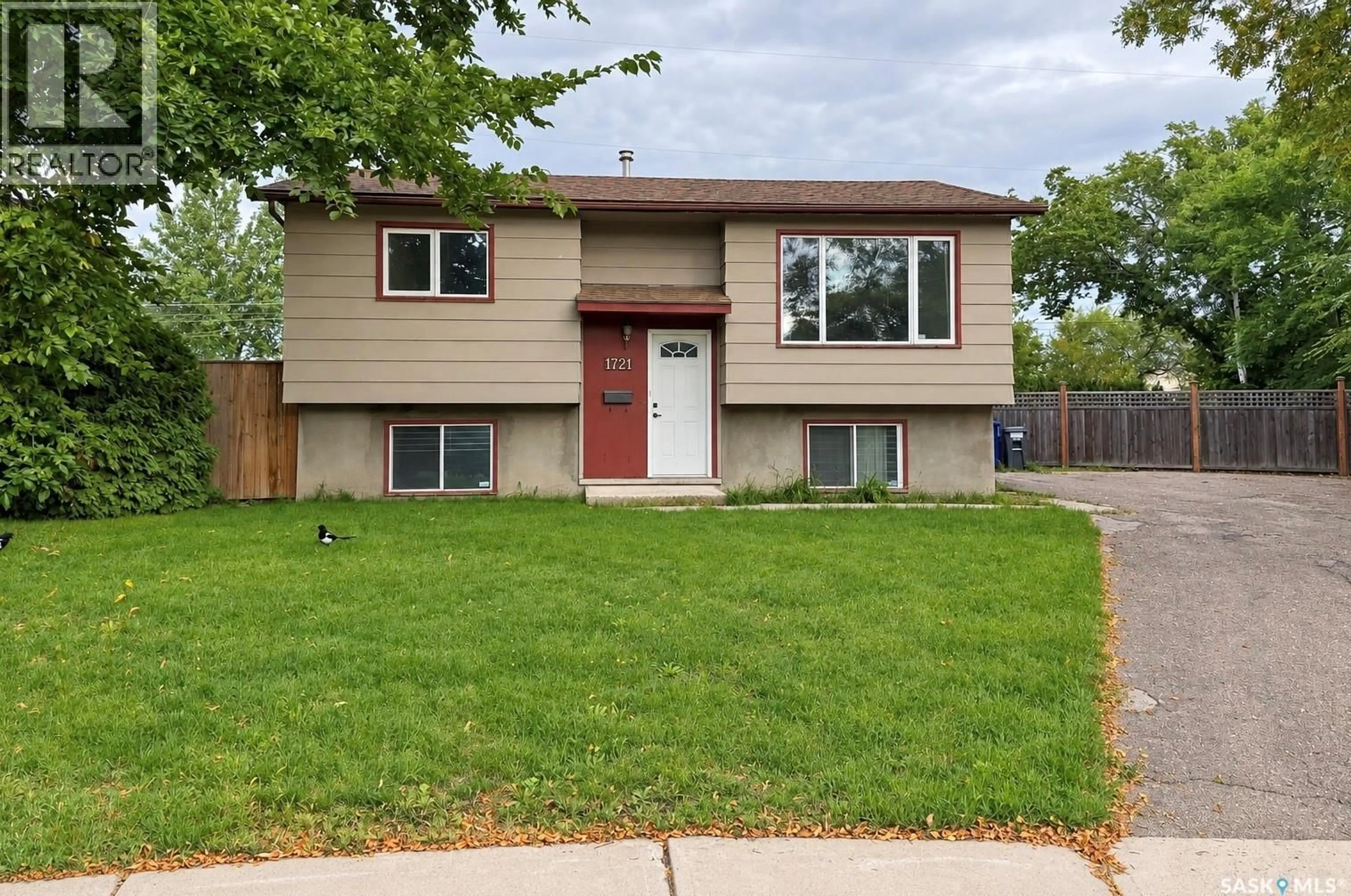 Home with vinyl exterior material, street for 1721 H AVENUE, Saskatoon Saskatchewan S7L5A5