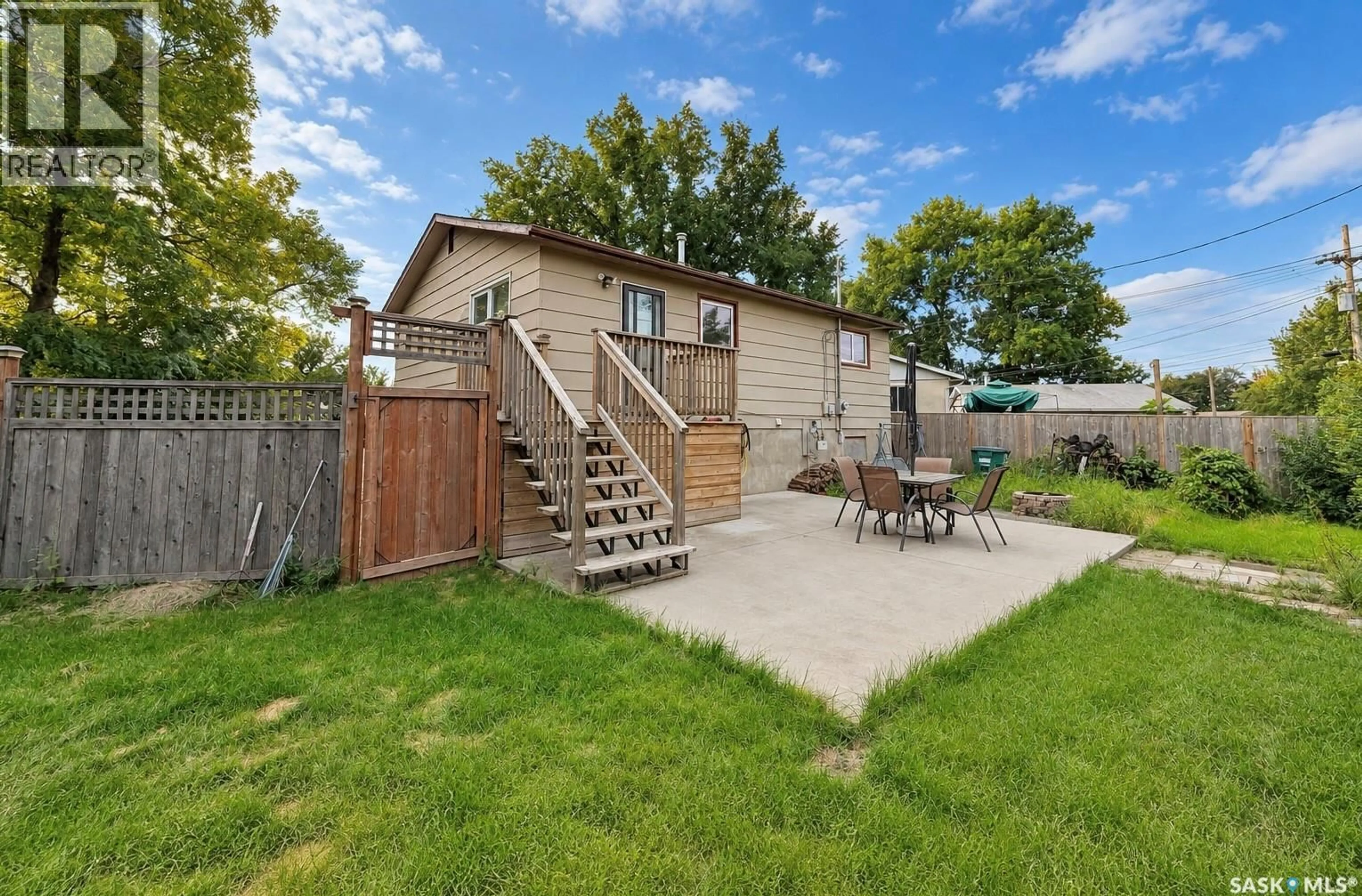 Patio, street for 1721 H AVENUE, Saskatoon Saskatchewan S7L5A5