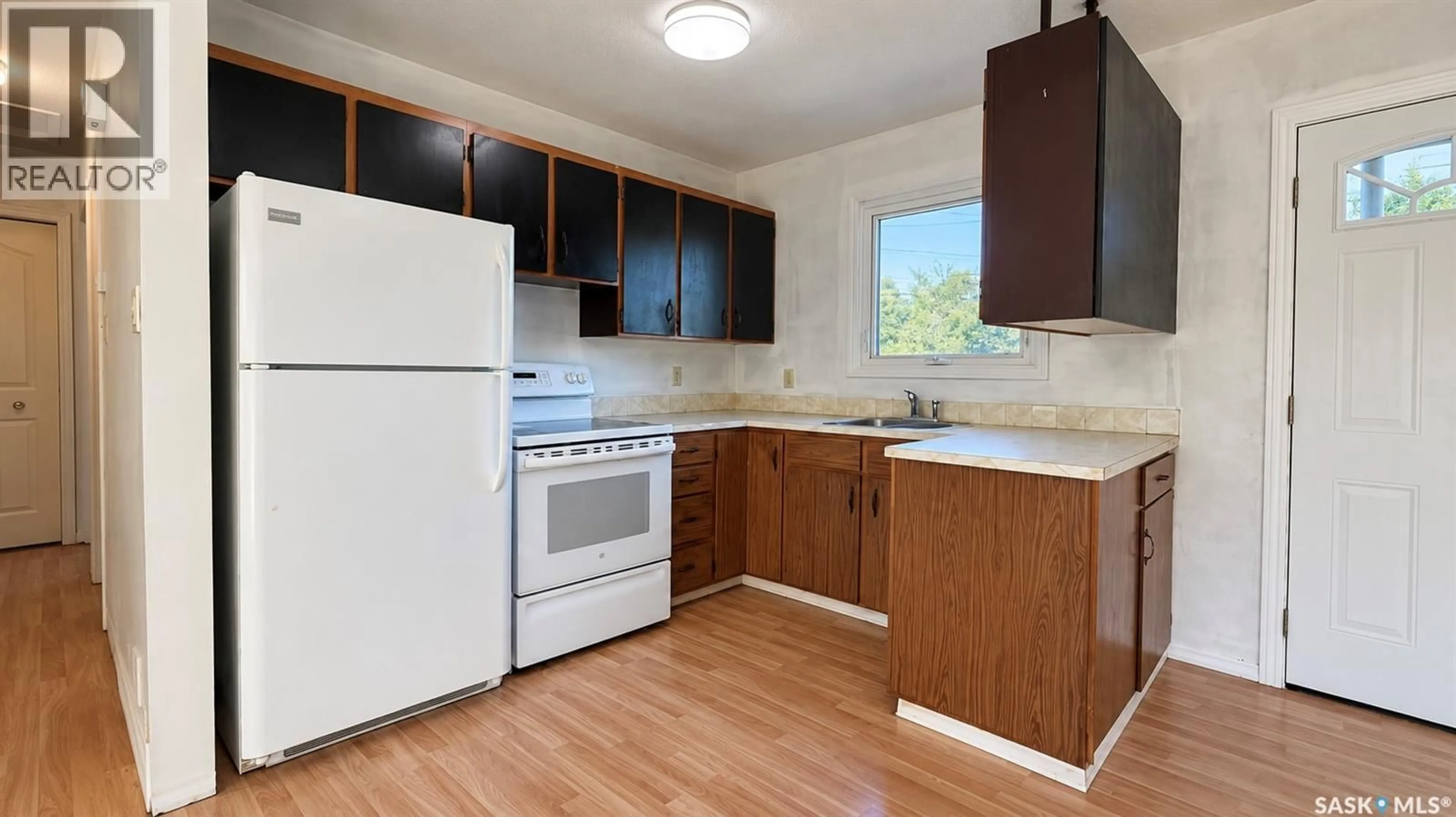 Standard kitchen, wood/laminate floor for 1721 H AVENUE, Saskatoon Saskatchewan S7L5A5