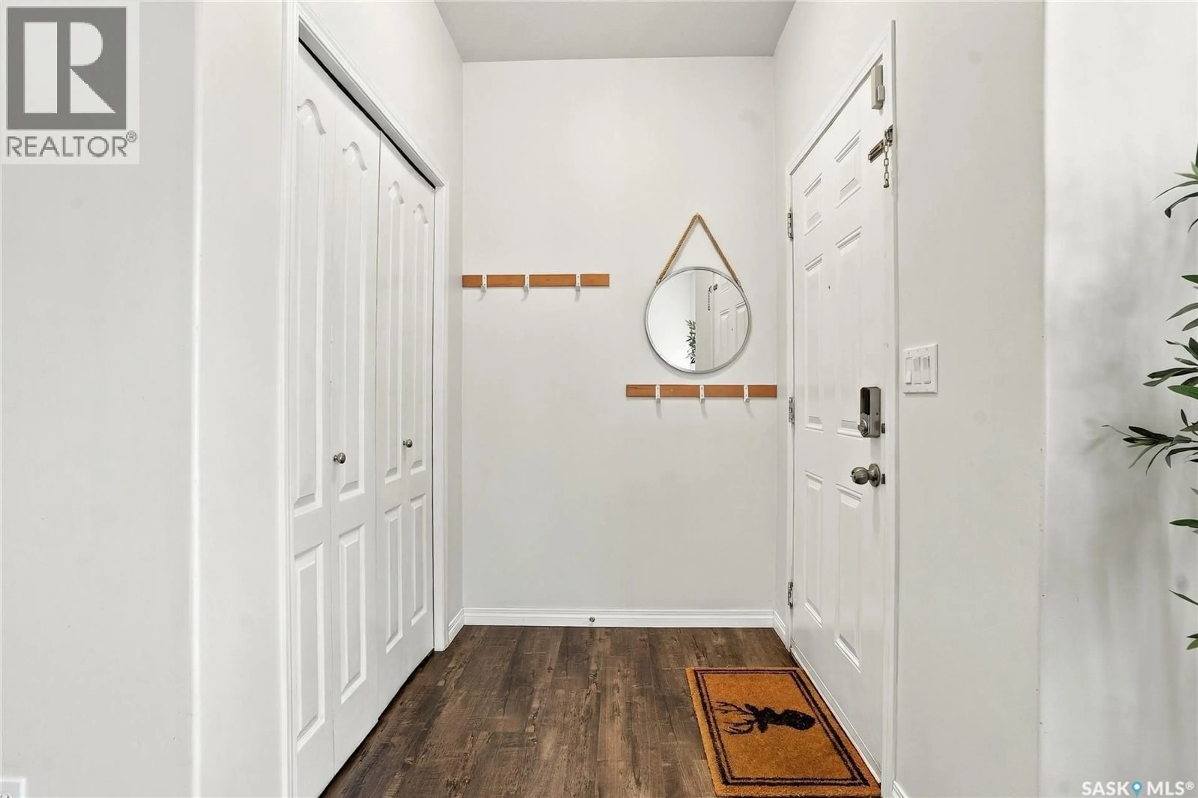 Indoor entryway for 515 GORDON ROAD, Saskatoon Saskatchewan S7T0A7