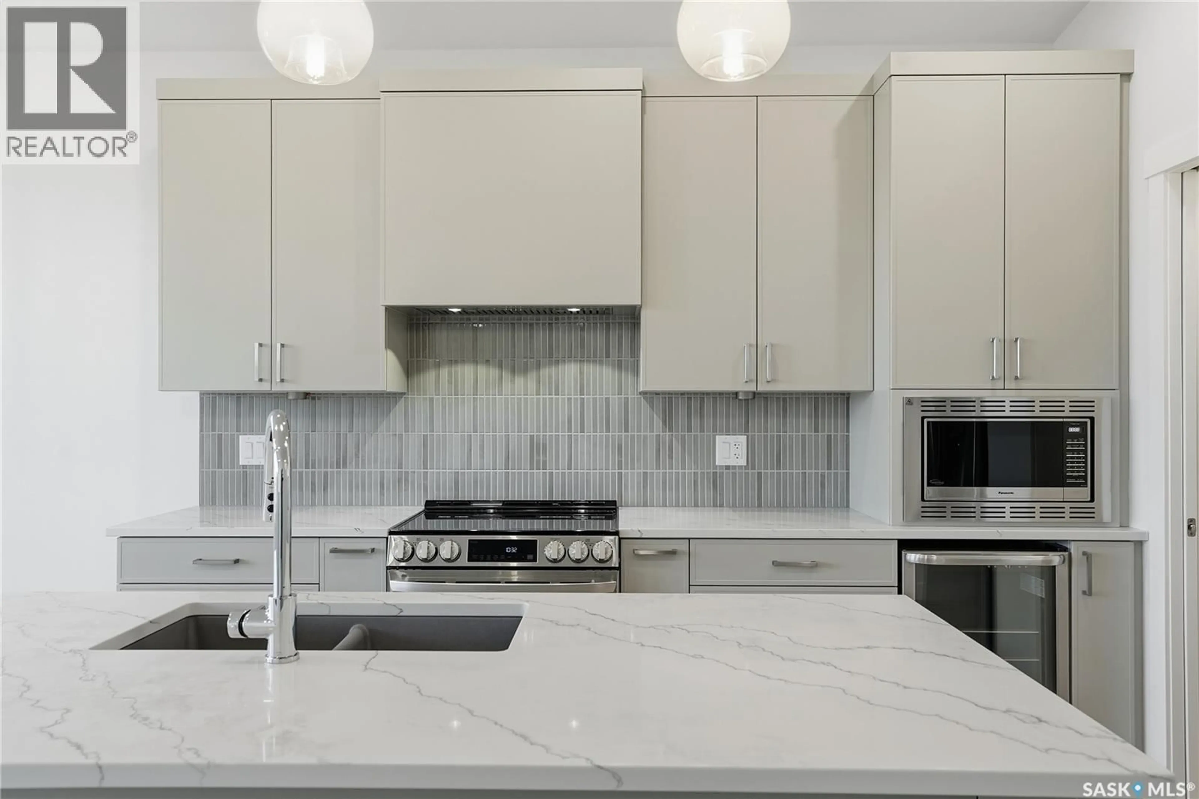 Contemporary kitchen, ceramic/tile floor for 459 TRAEGER CLOSE, Saskatoon Saskatchewan S7V1W2