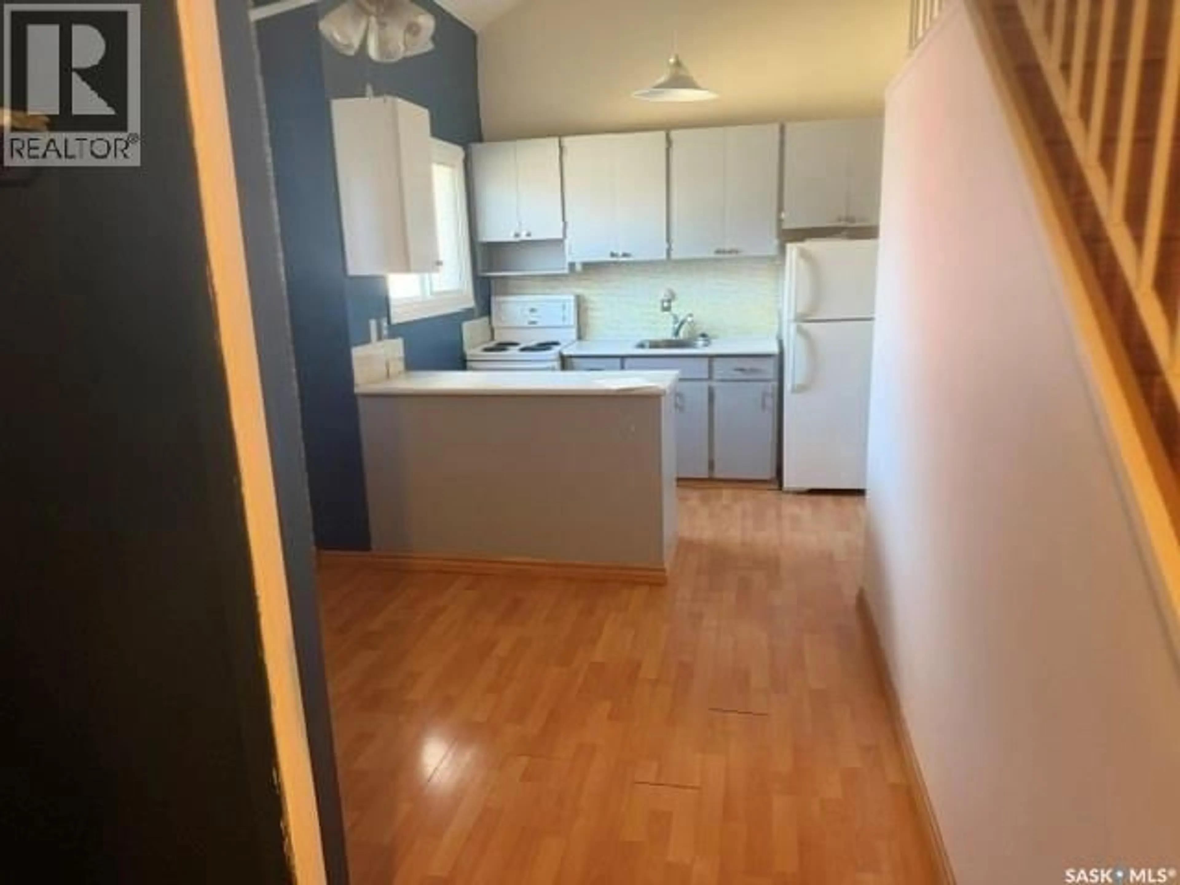 Standard kitchen, wood/laminate floor for 331 - 44 PENDYGRASSE ROAD, Saskatoon Saskatchewan S7M4R3