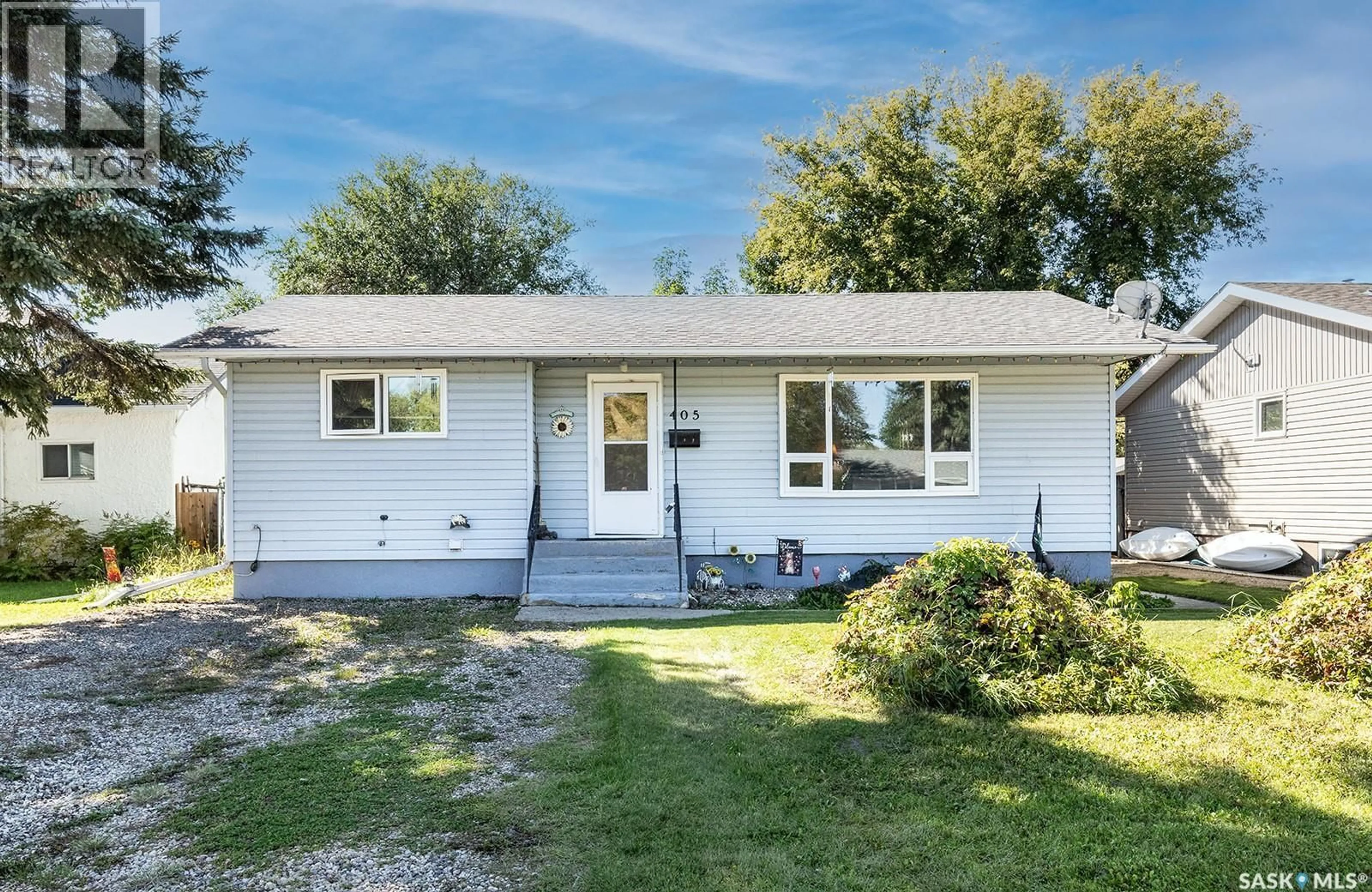 Home with vinyl exterior material, street for 405 4TH AVENUE, Watrous Saskatchewan S0K4T0