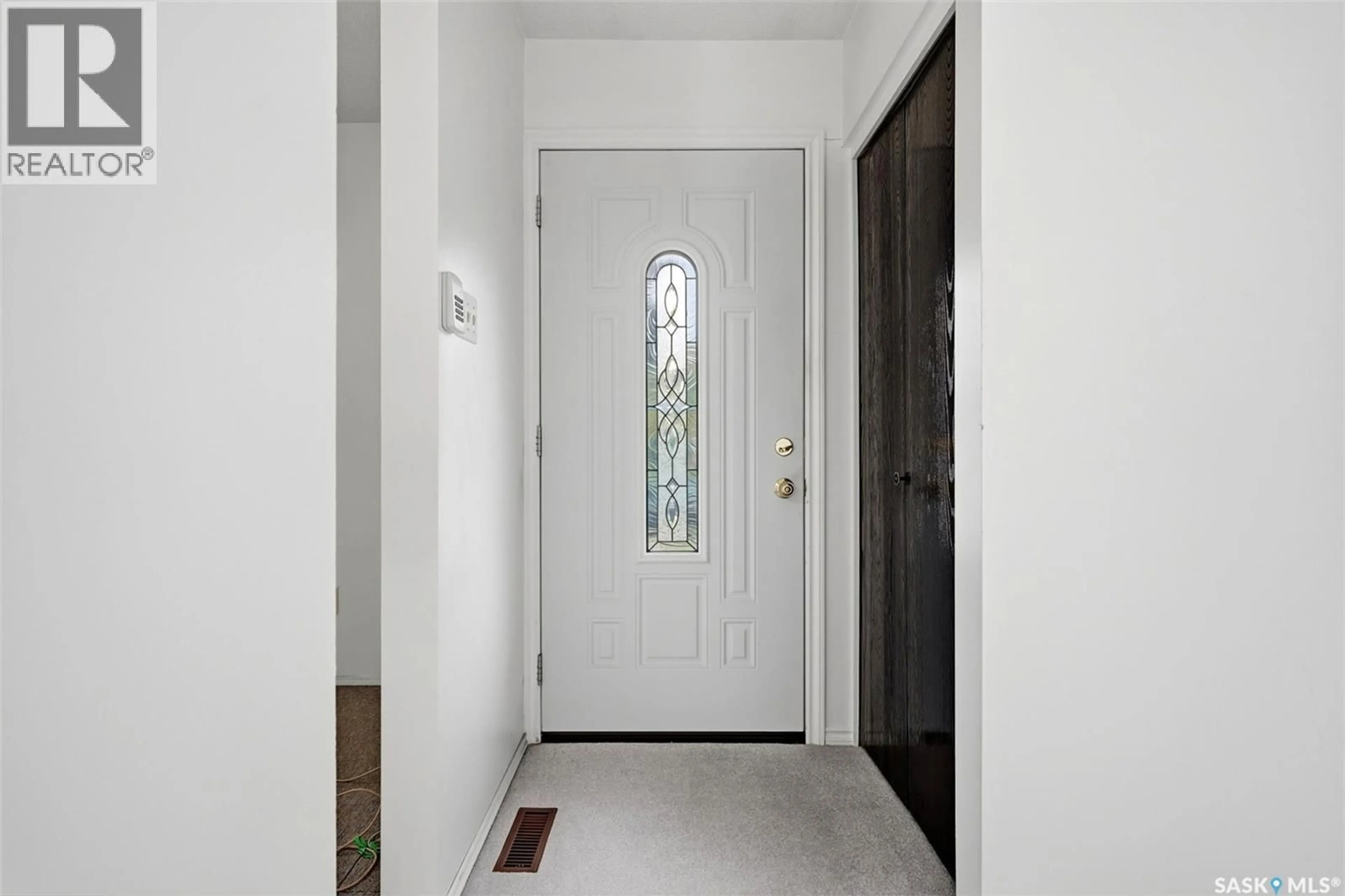 Indoor foyer for 154 SANGSTER BOULEVARD, Regina Saskatchewan S4R6L5