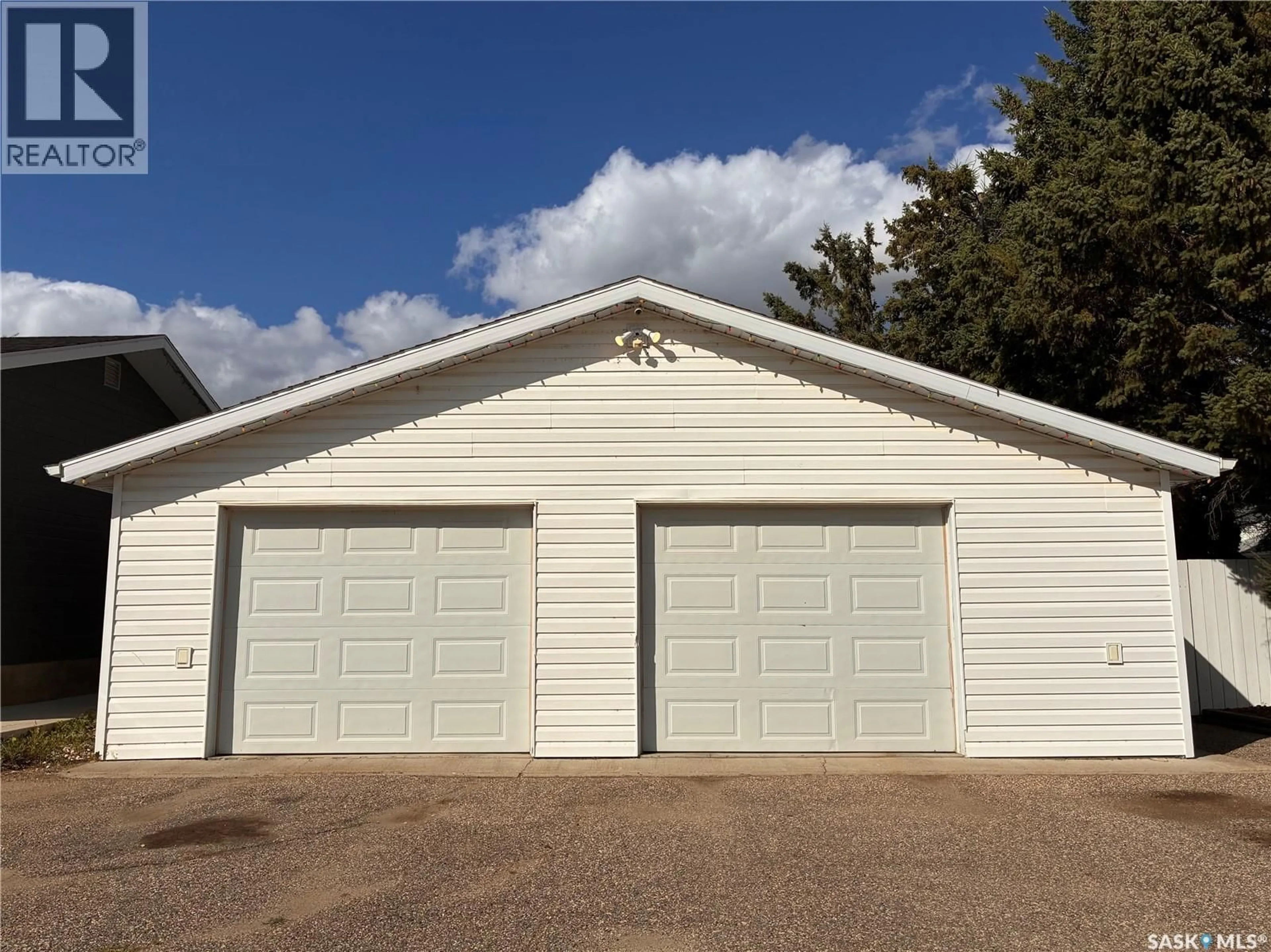 Indoor garage for 301 7TH AVENUE, Nipawin Saskatchewan S0E1E0