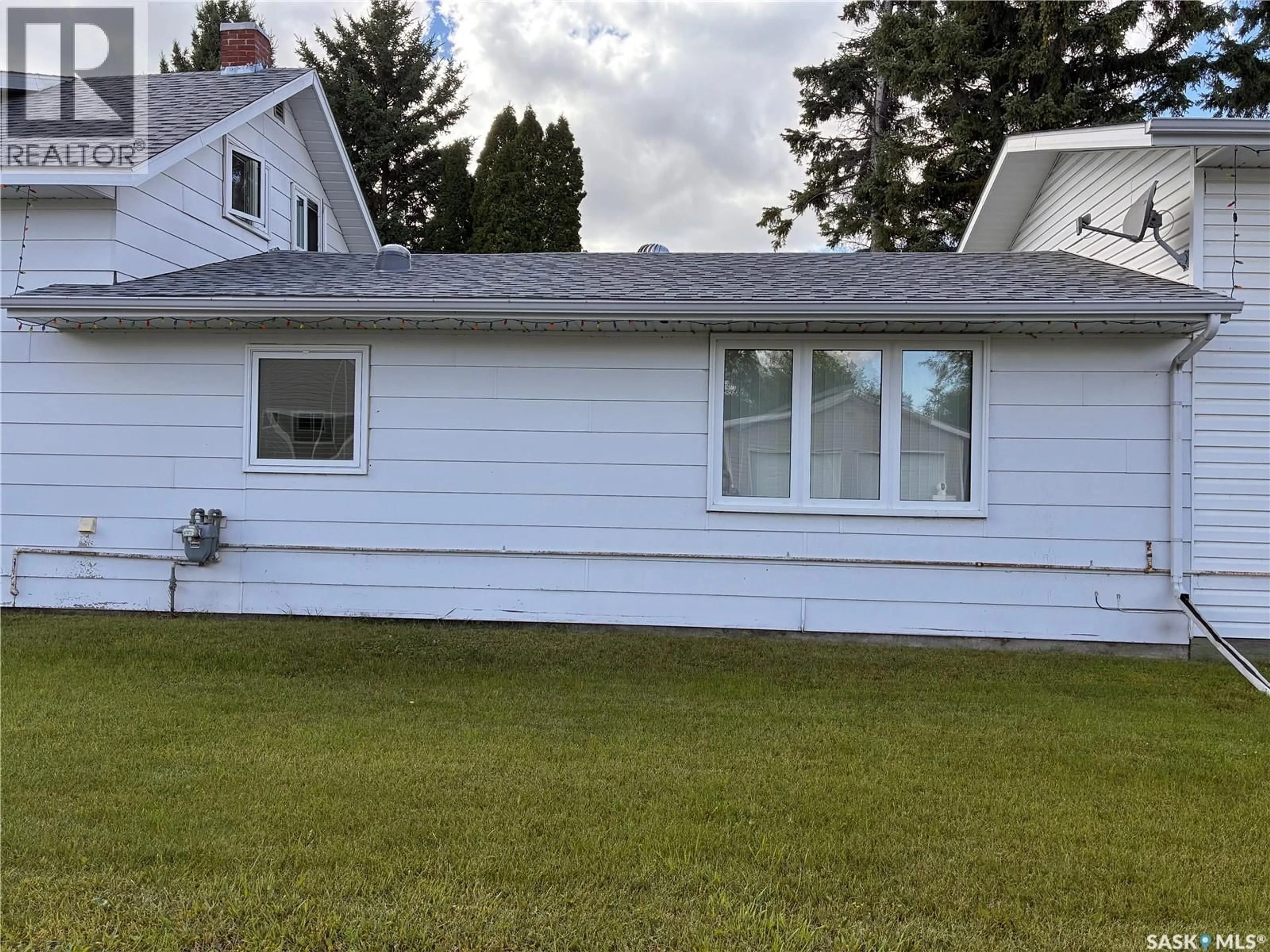 Home with vinyl exterior material, unknown for 301 7TH AVENUE, Nipawin Saskatchewan S0E1E0