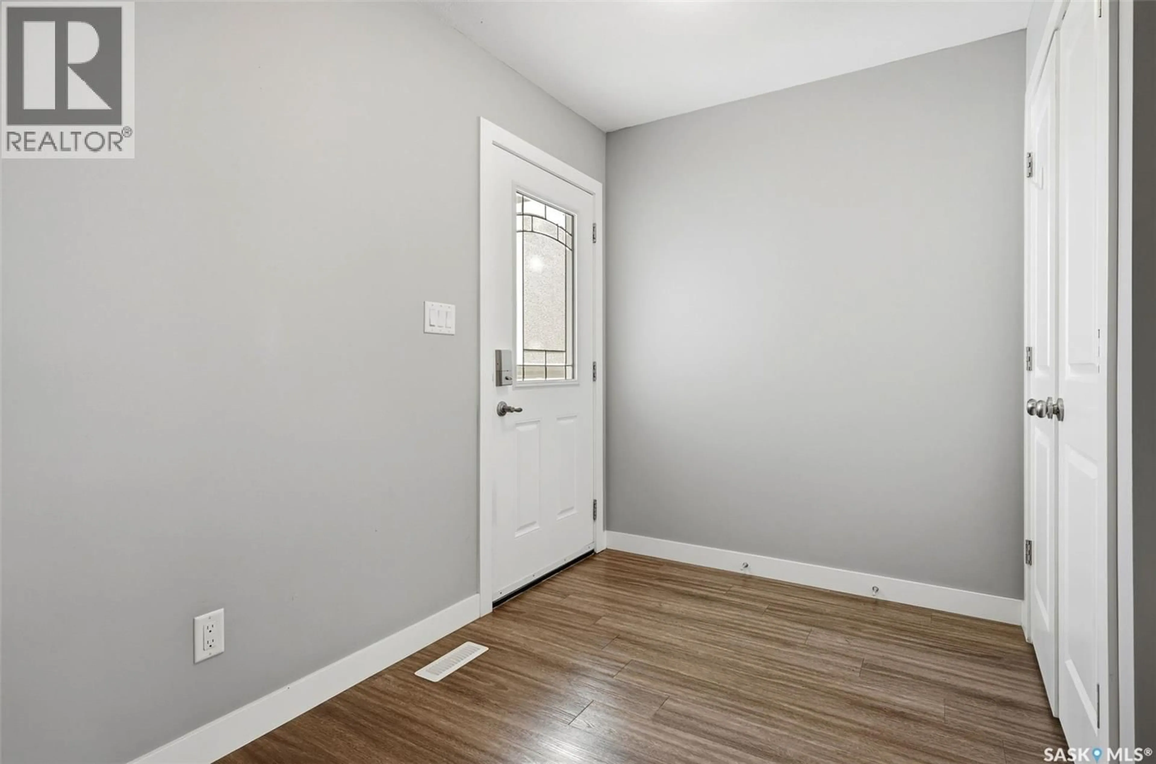 Indoor entryway for 8933 KESTRAL DRIVE, Regina Saskatchewan S4Y0C2