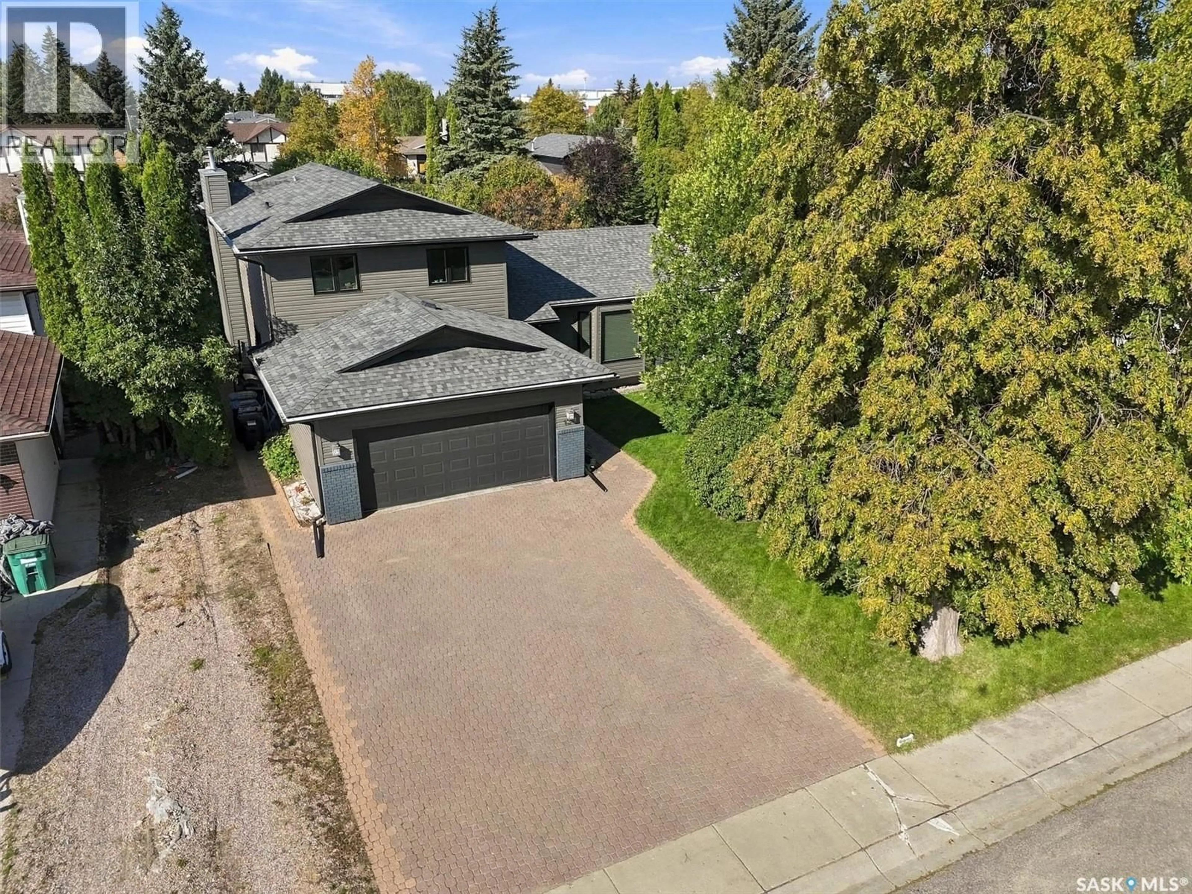 A pic from outside/outdoor area/front of a property/back of a property/a pic from drone, street for 139 NEUSCH CRESCENT, Saskatoon Saskatchewan S7K7V4