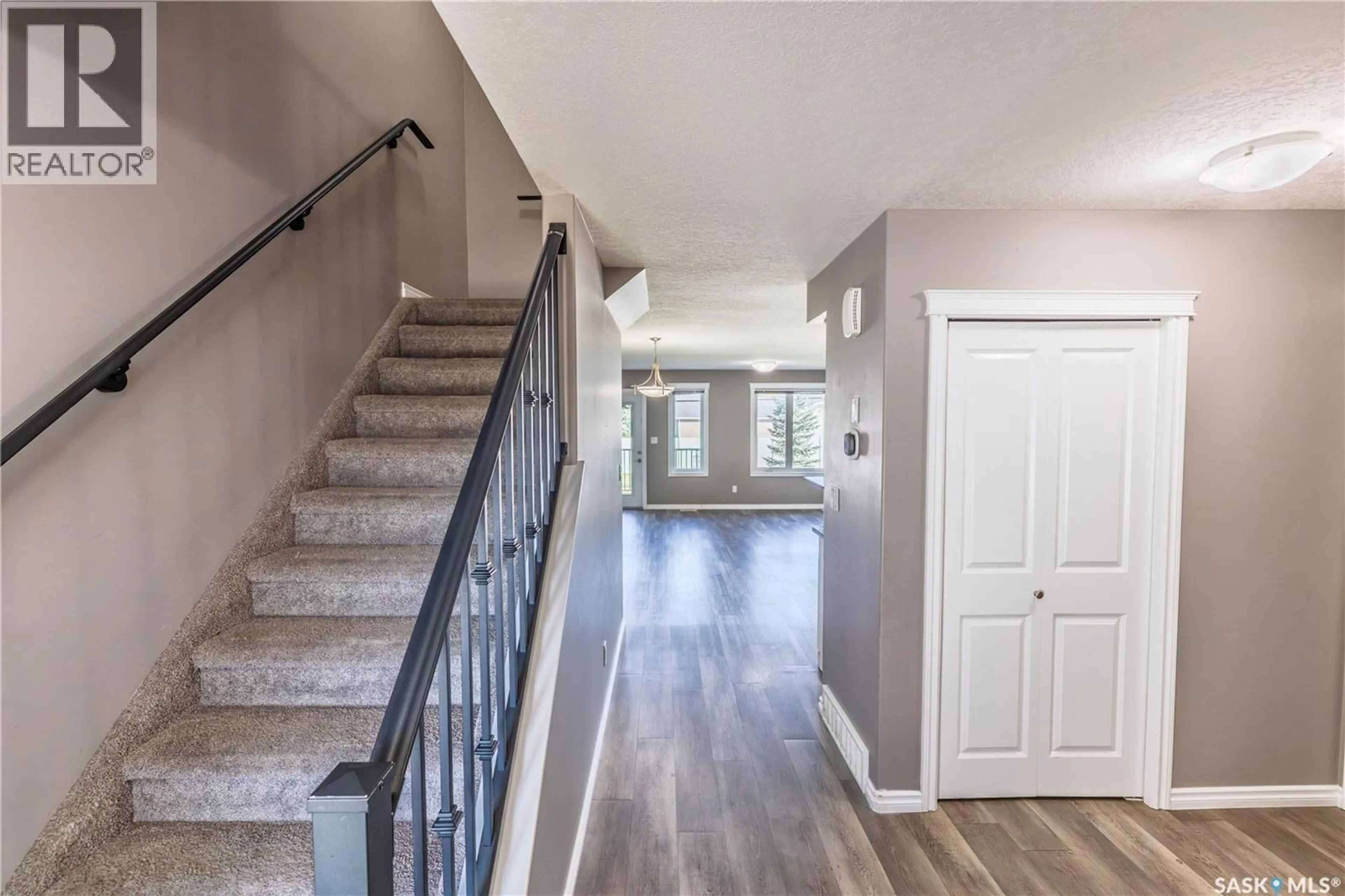 Indoor entryway for 940 - 508 BRADLEY STREET, Moose Jaw Saskatchewan S6H5S3