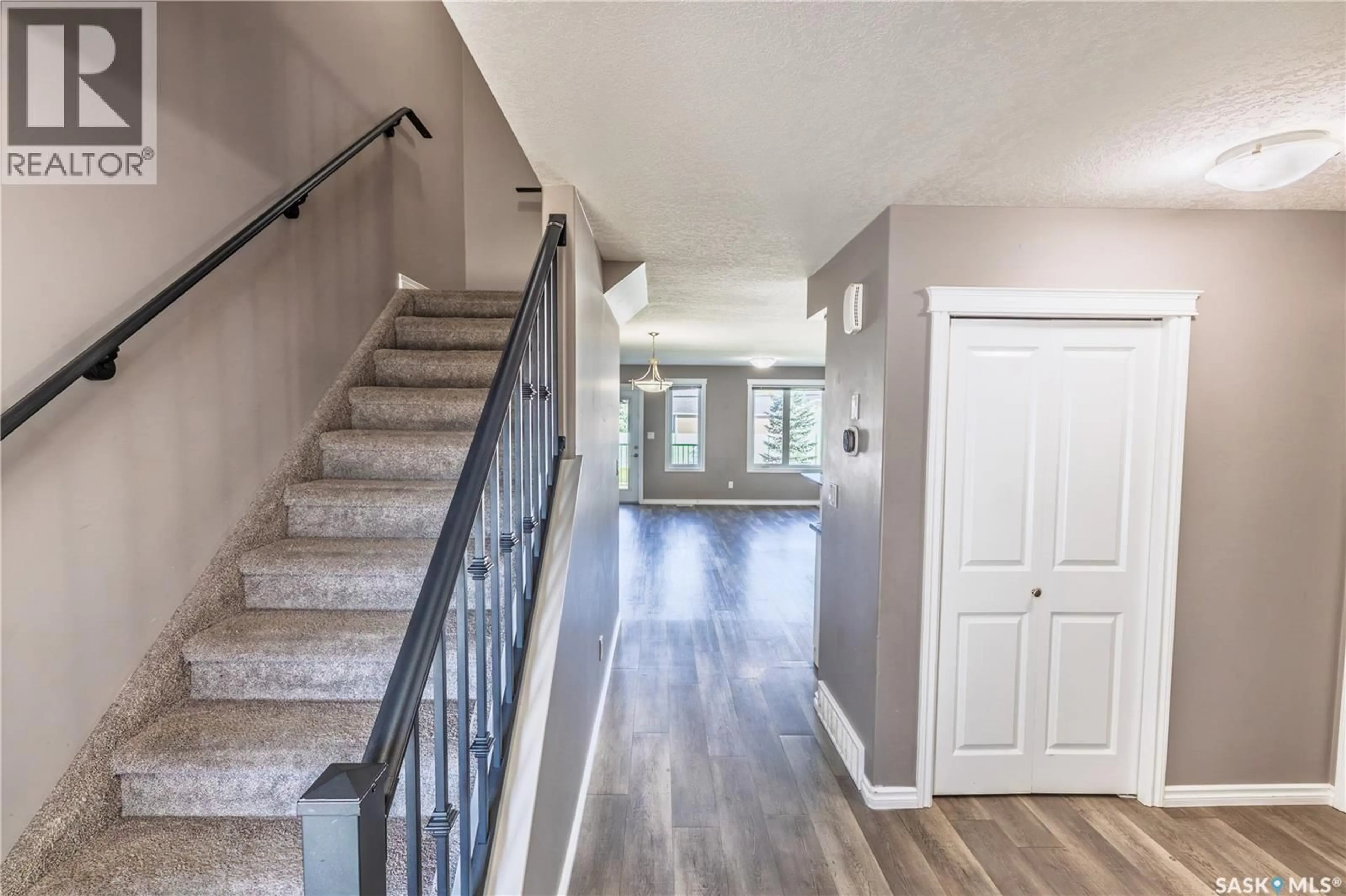 Indoor entryway for 940 - 508 BRADLEY STREET, Moose Jaw Saskatchewan S6H5S3
