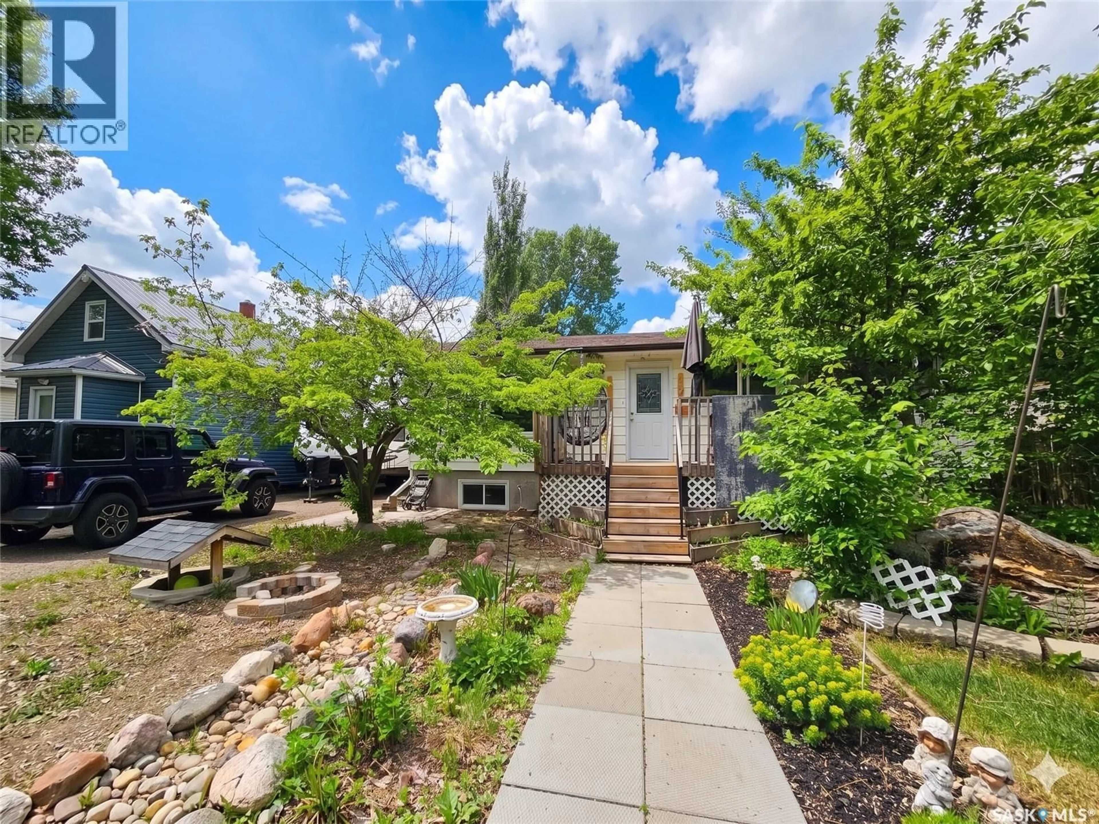 A pic from outside/outdoor area/front of a property/back of a property/a pic from drone, street for 152 5TH AVENUE, Swift Current Saskatchewan S9H3M7