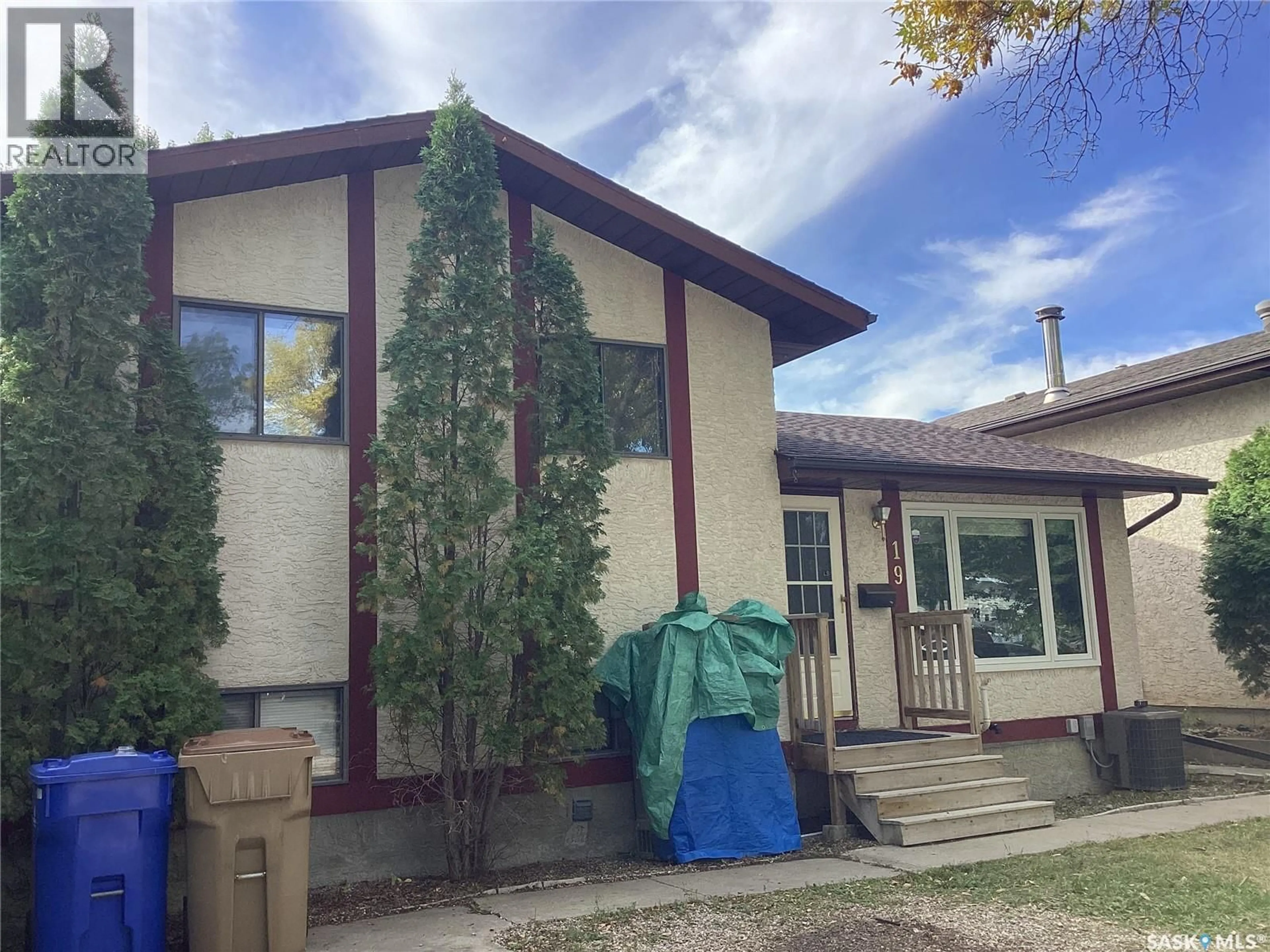 Home with vinyl exterior material, street for 19 NEWSTEAD AVENUE, Regina Saskatchewan S4X1H1