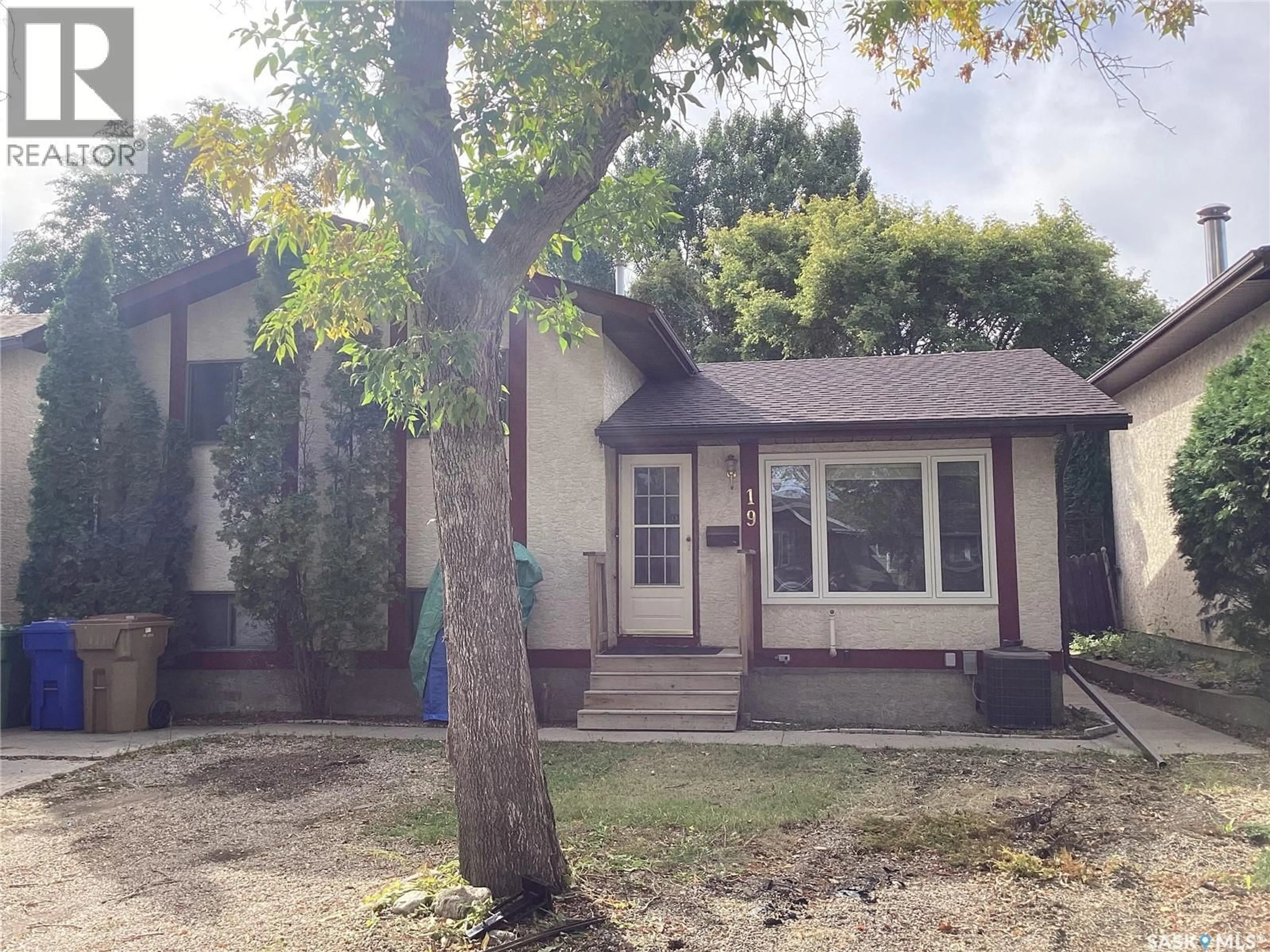Home with vinyl exterior material, street for 19 NEWSTEAD AVENUE, Regina Saskatchewan S4X1H1