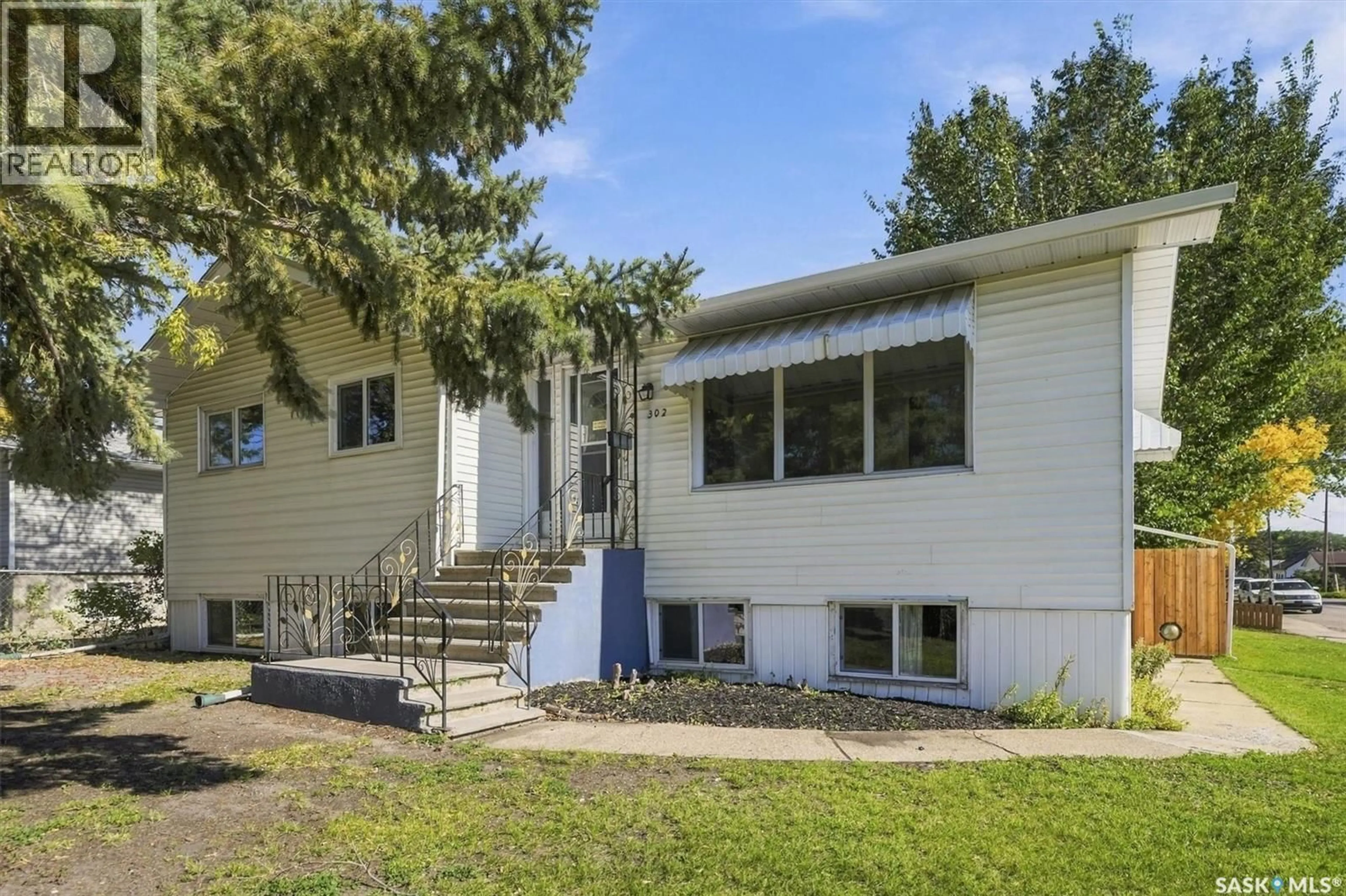 Home with vinyl exterior material, street for 302 MCMILLAN AVENUE, Saskatoon Saskatchewan S7L2T5