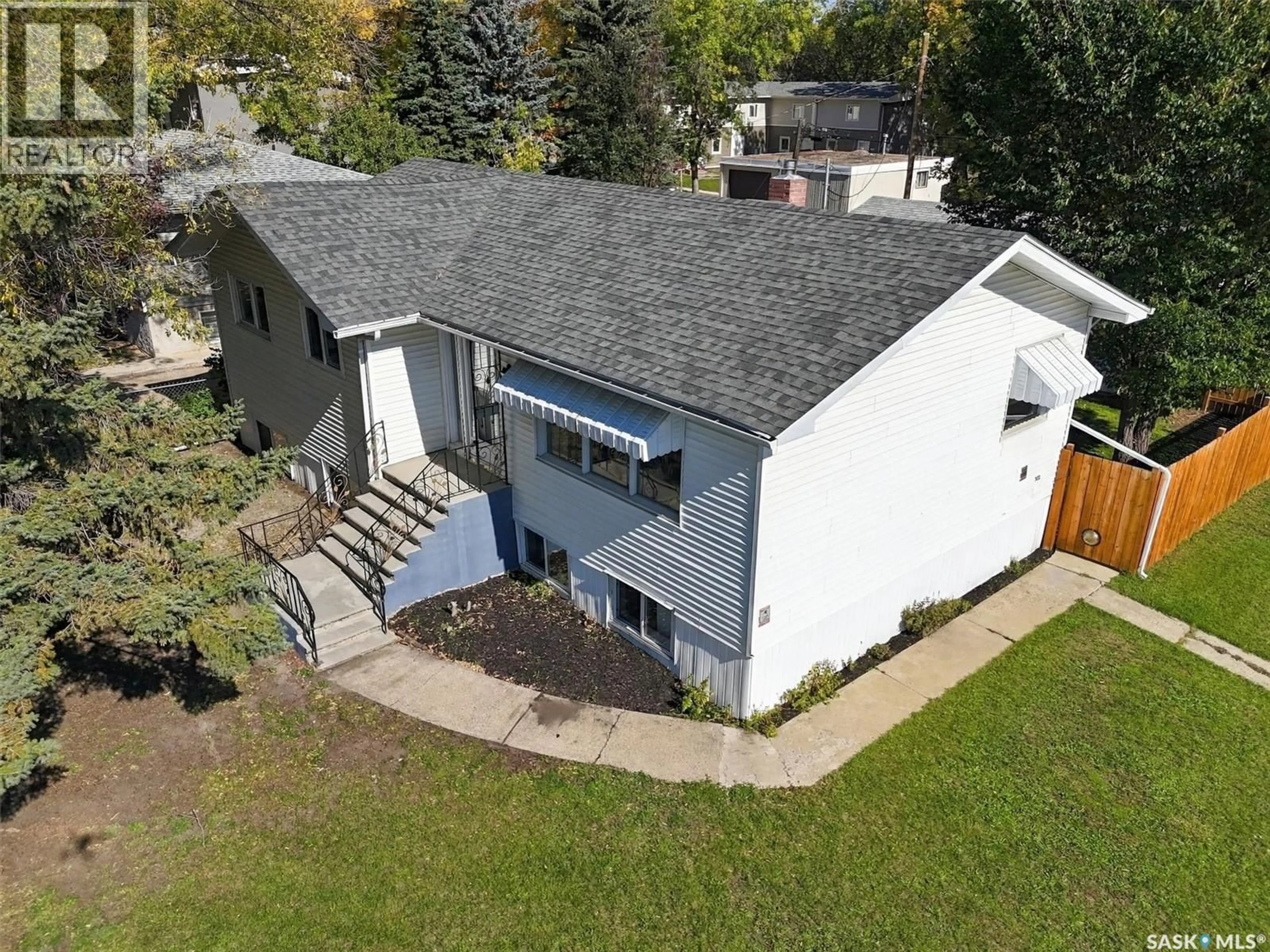 A pic from outside/outdoor area/front of a property/back of a property/a pic from drone, unknown for 302 MCMILLAN AVENUE, Saskatoon Saskatchewan S7L2T5