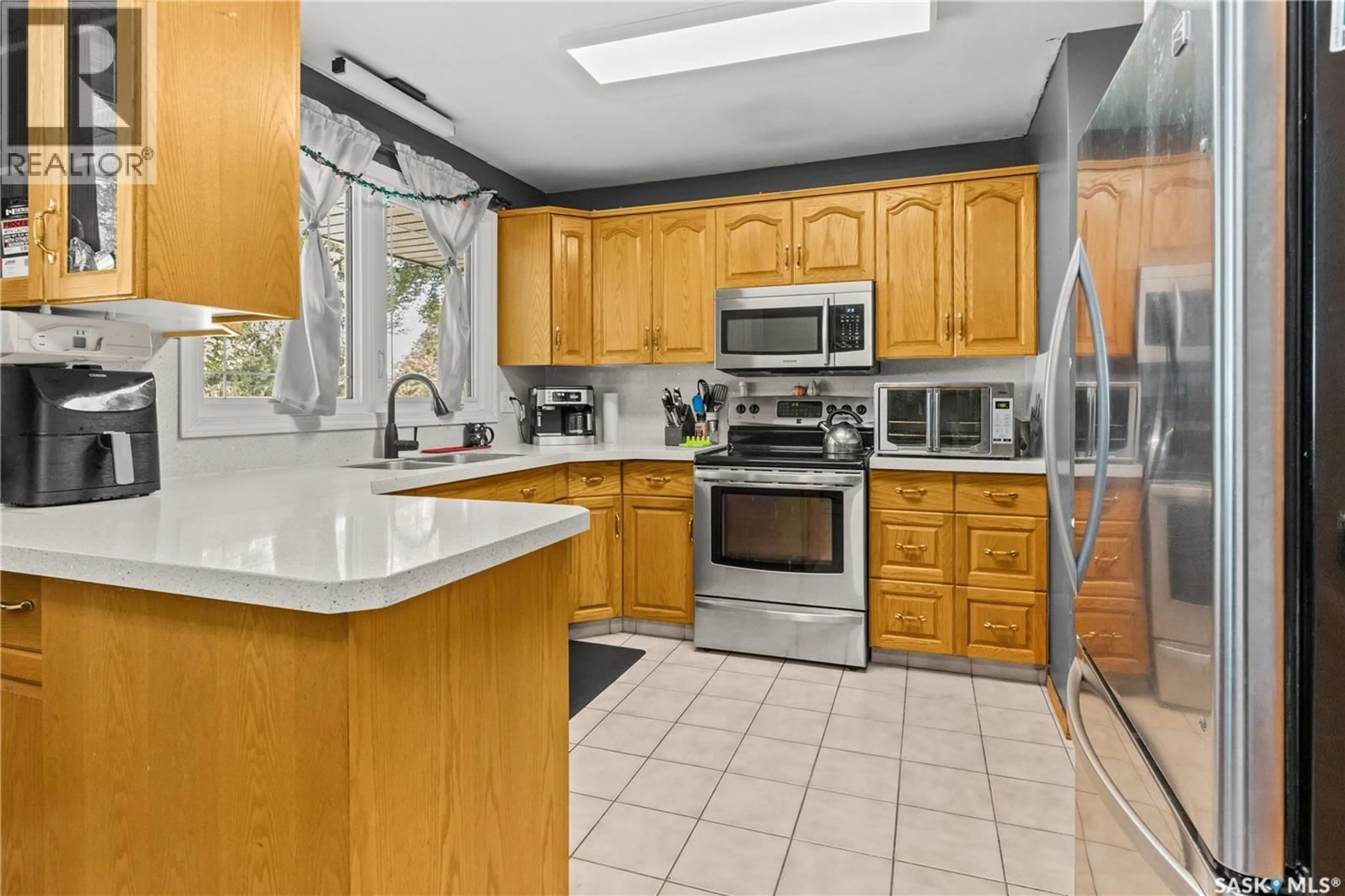 Standard kitchen, ceramic/tile floor for 2121 RICHARDSON ROAD, Saskatoon Saskatchewan S7L4B9
