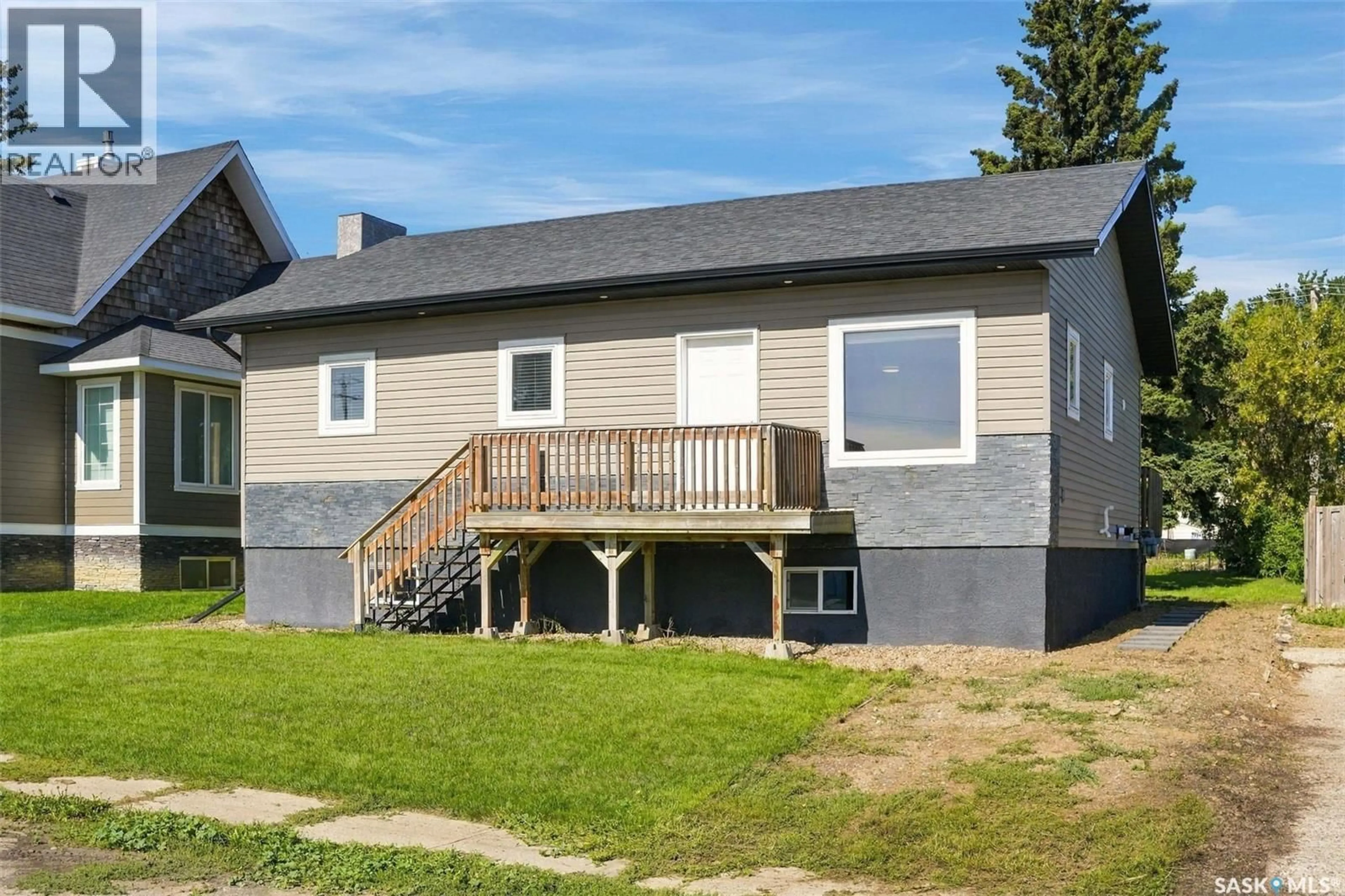 Home with vinyl exterior material, unknown for 406 3RD STREET, Kenaston Saskatchewan S0G2N0