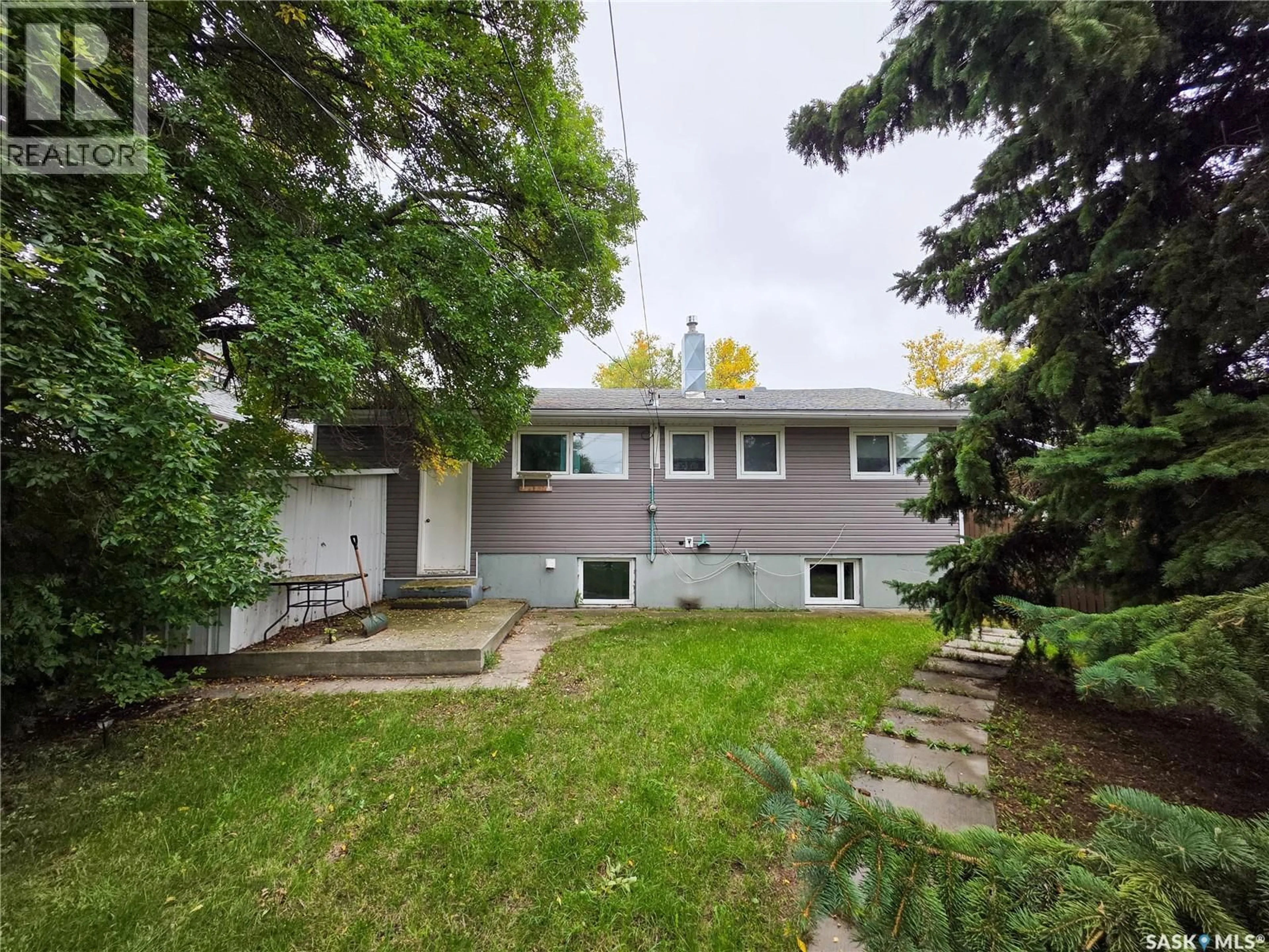 A pic from outside/outdoor area/front of a property/back of a property/a pic from drone, street for 138 6TH AVENUE, Melville Saskatchewan S0A2P0