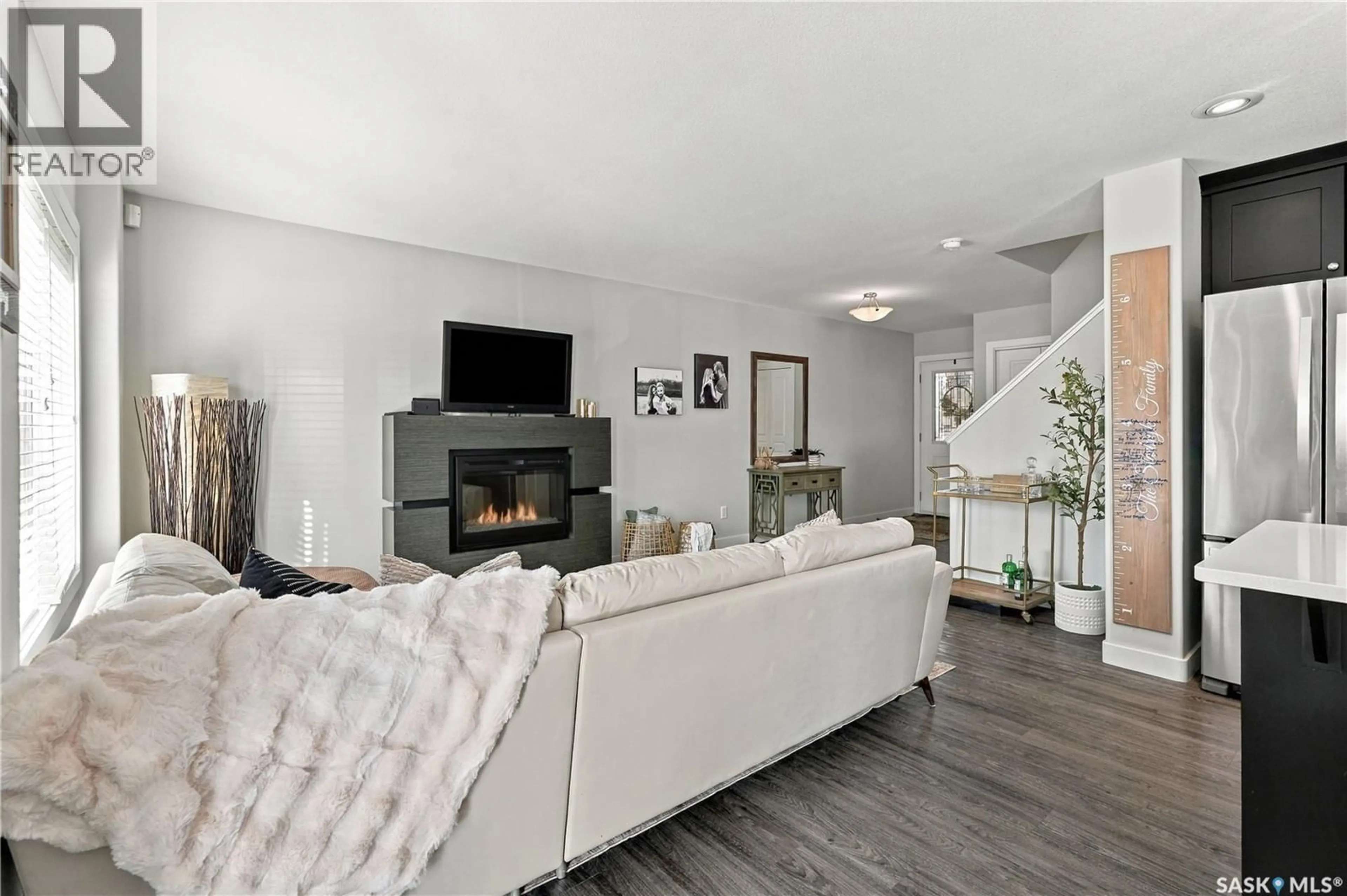 Living room with furniture, unknown for 554 KOLYNCHUK CRESCENT, Saskatoon Saskatchewan S7T0V9