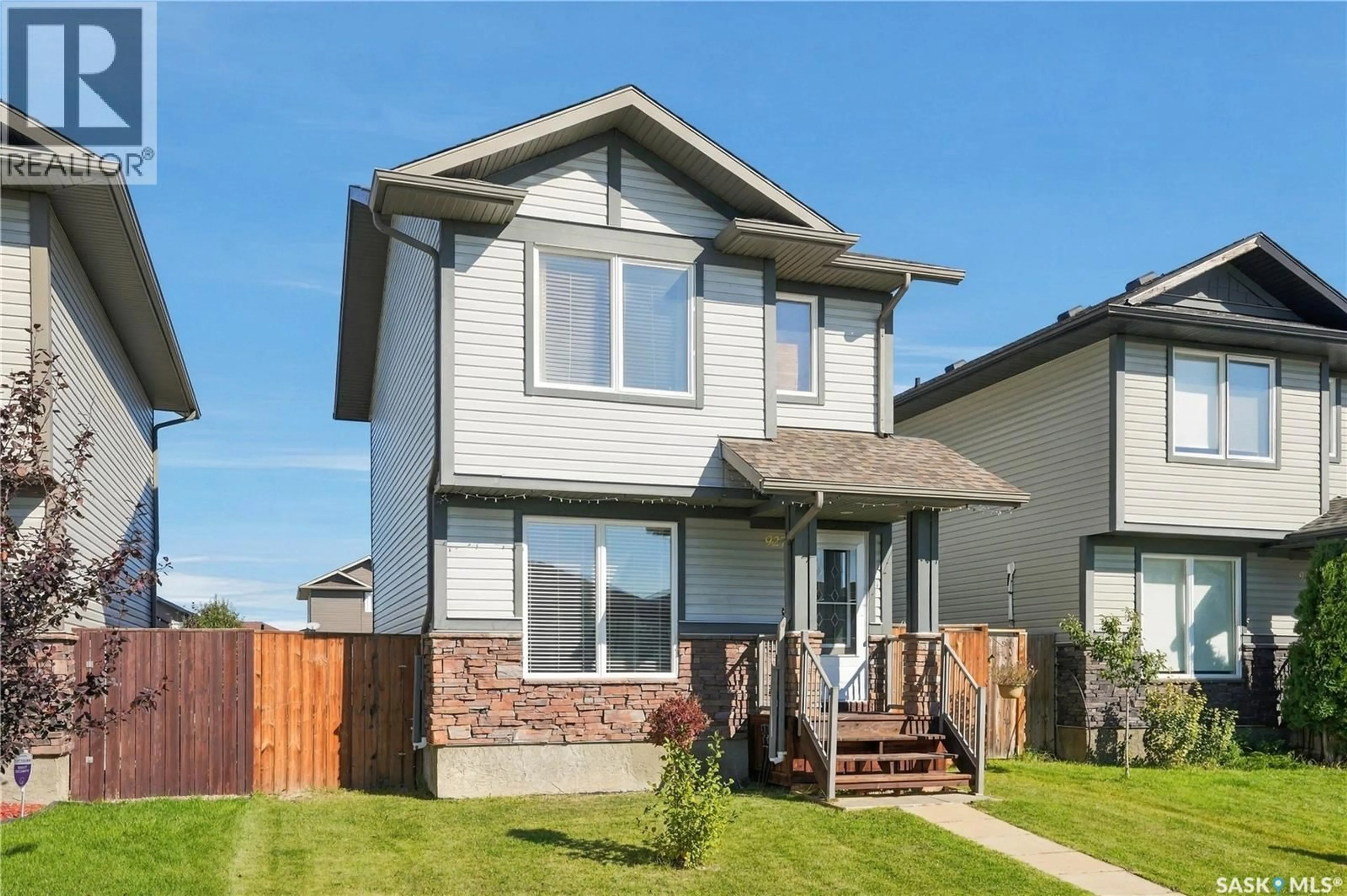 Home with vinyl exterior material, street for 927 GLENVIEW COVE, Martensville Saskatchewan S0K0A2