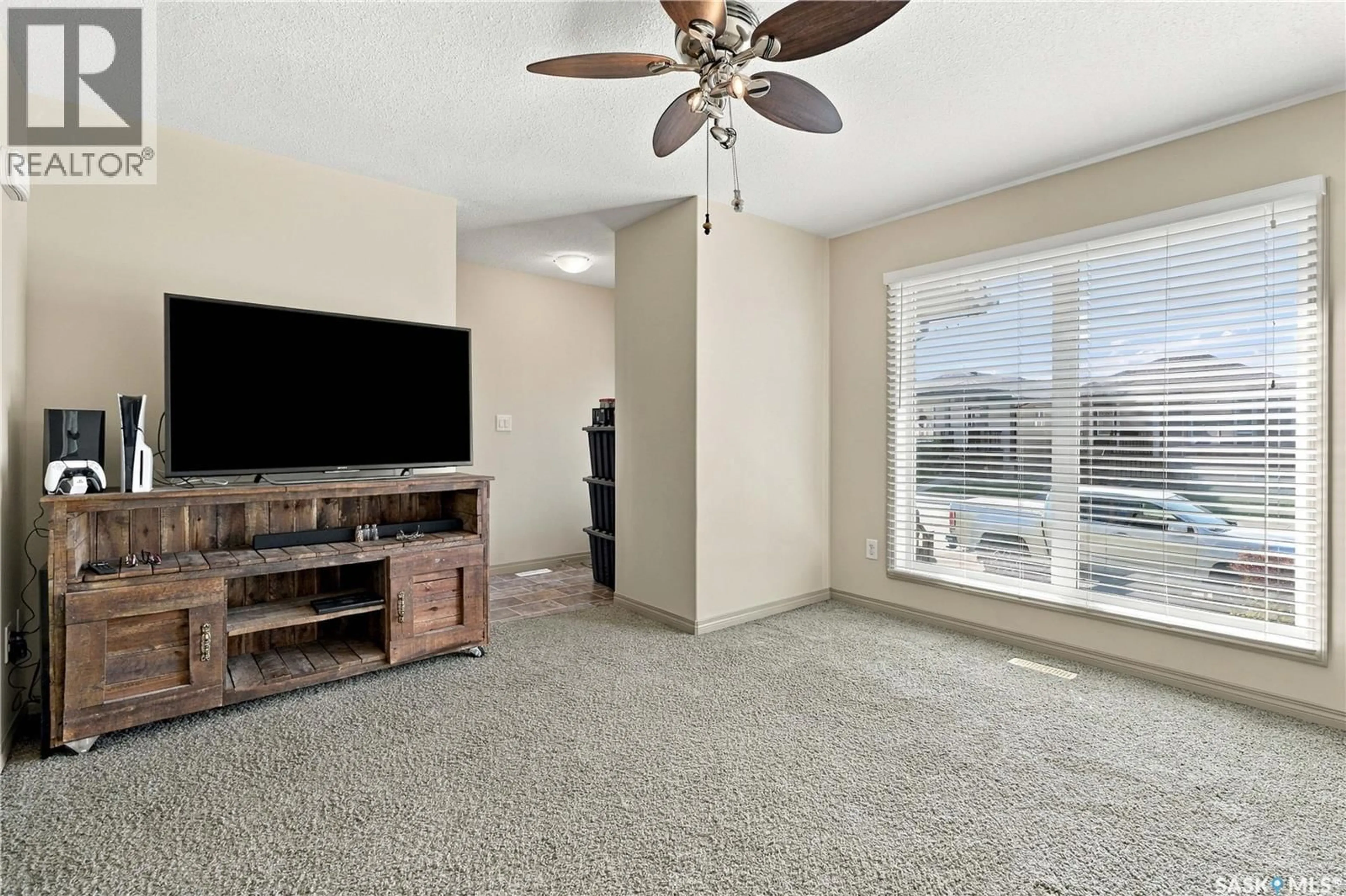 Living room with furniture, carpet floor for 927 GLENVIEW COVE, Martensville Saskatchewan S0K0A2