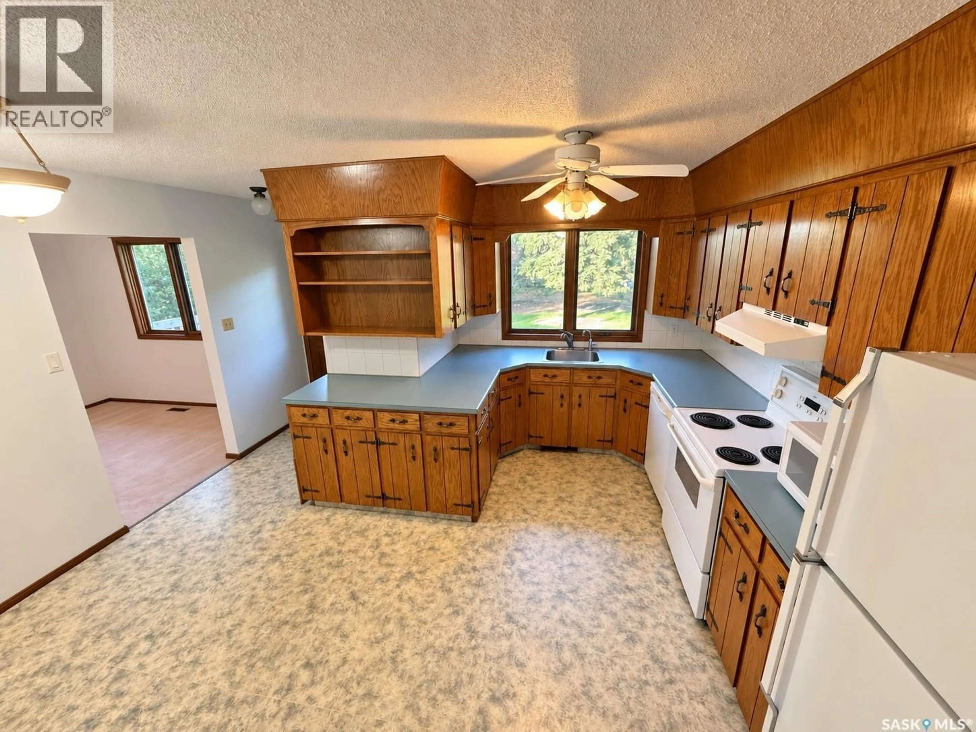 Standard kitchen, ceramic/tile floor for 406 CENTENNIAL STREET, Strasbourg Saskatchewan S0G4V0