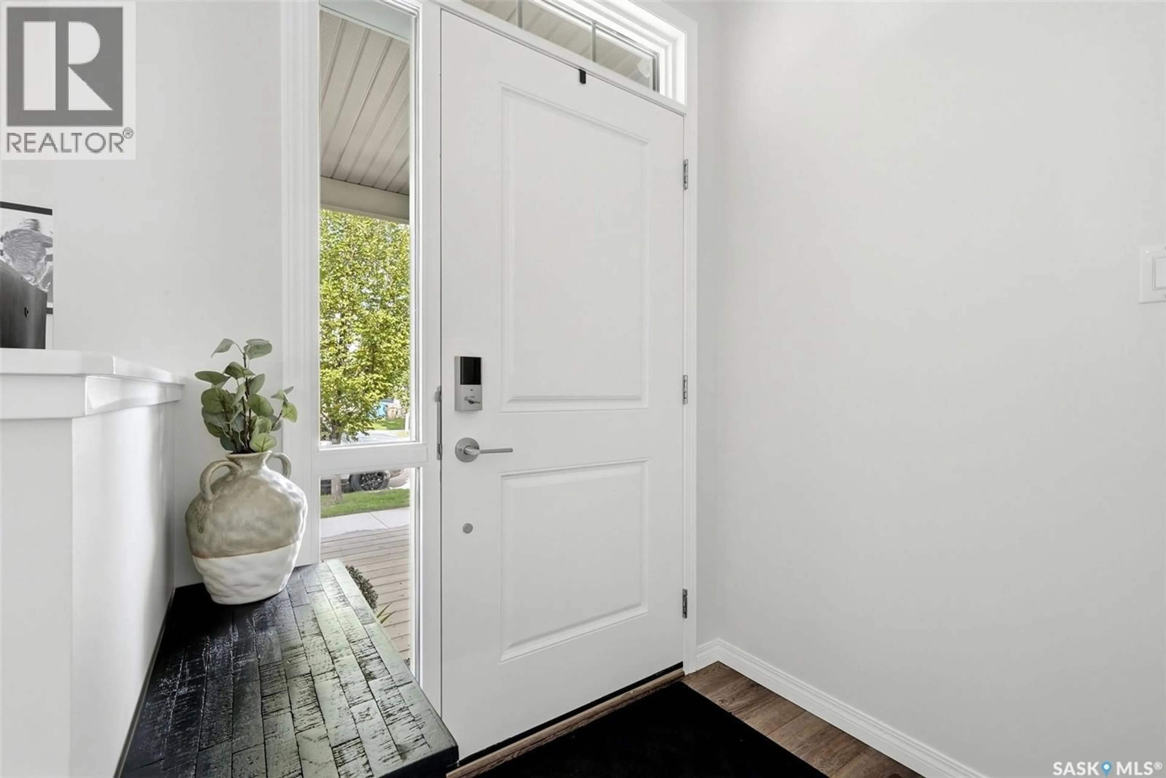 Indoor entryway for 5109 BUCKINGHAM DRIVE, Regina Saskatchewan S4V3S3