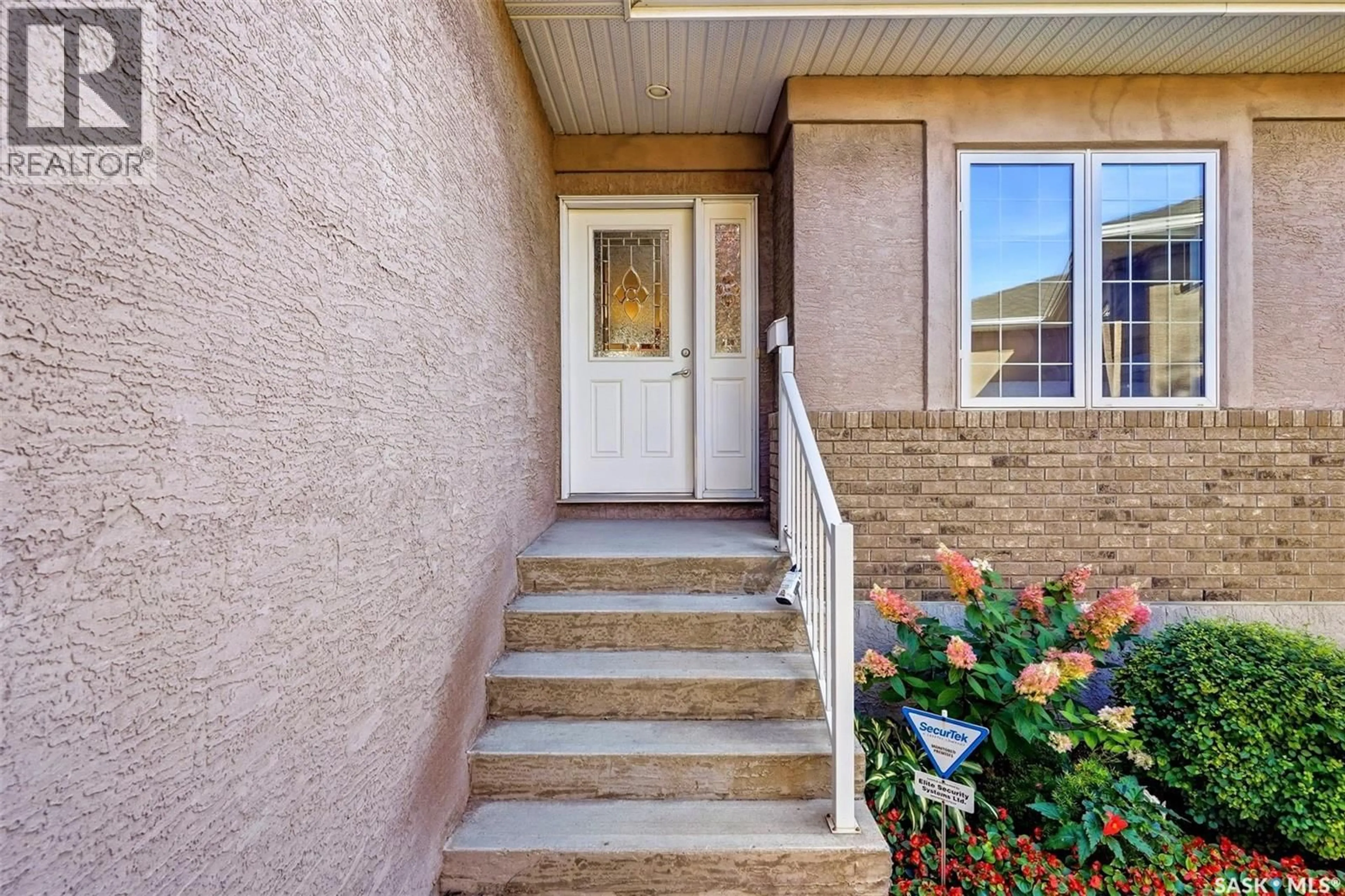 Indoor entryway for 2219 GARDINER PLACE, Regina Saskatchewan S4V1G4