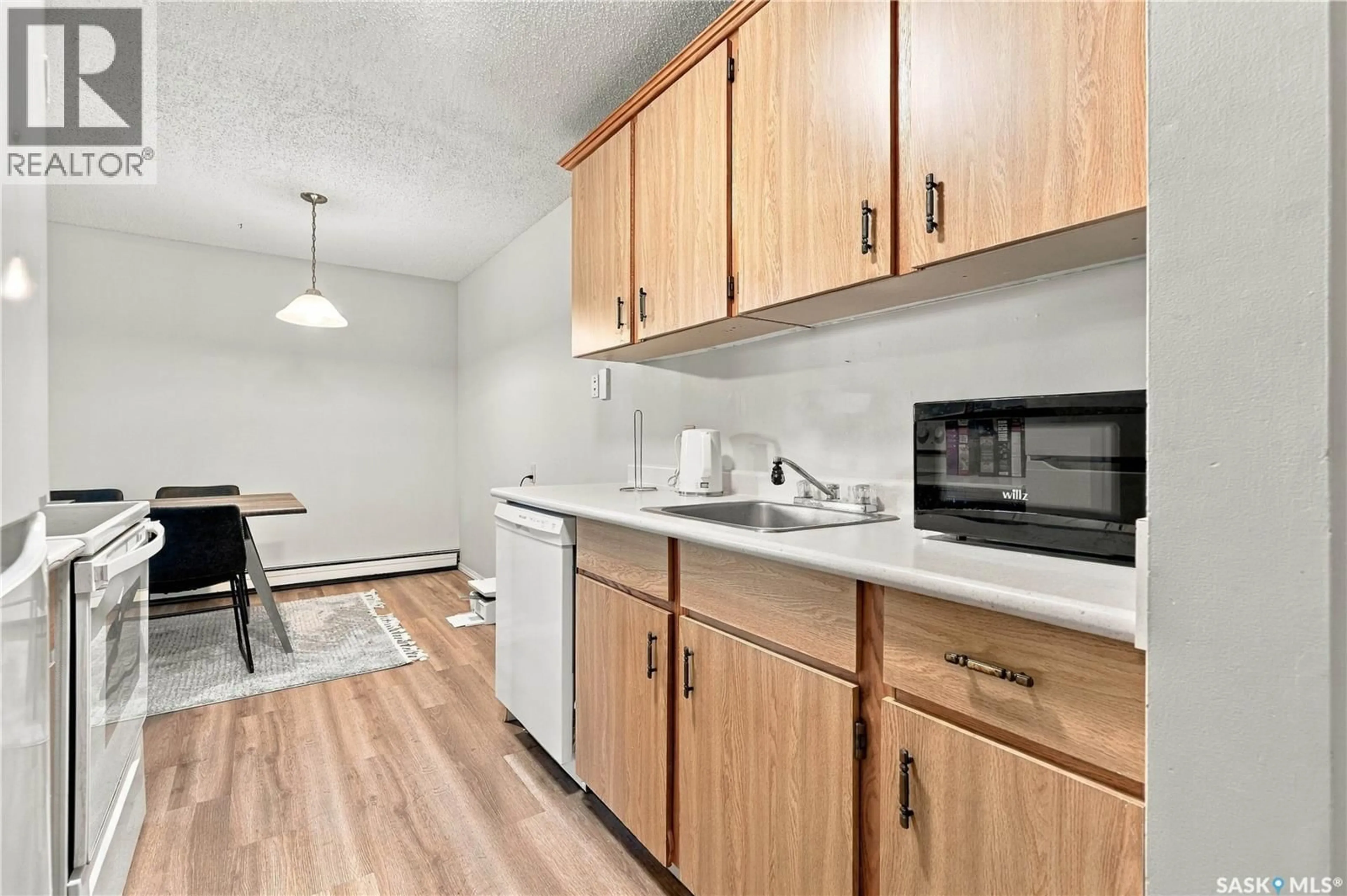 Standard kitchen, unknown for 1321 425 115TH STREET, Saskatoon Saskatchewan S7N2E5