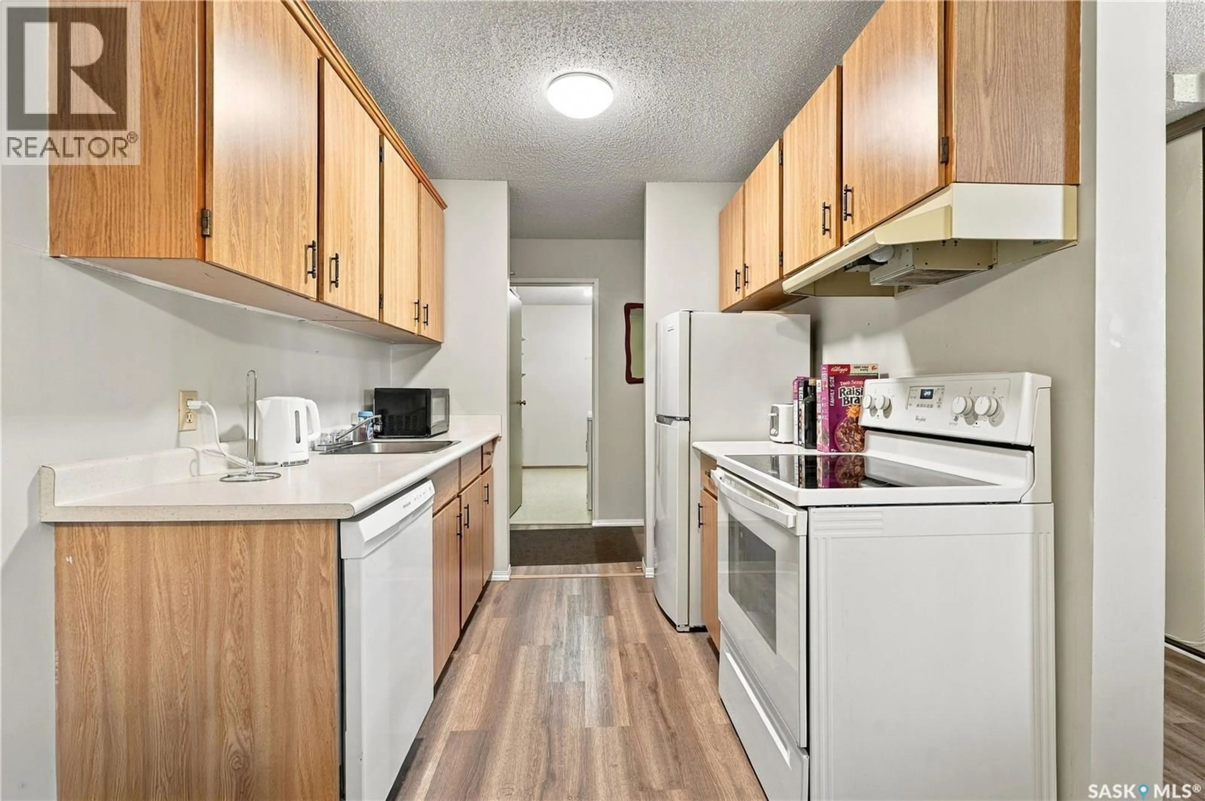 Standard kitchen, unknown for 1321 425 115TH STREET, Saskatoon Saskatchewan S7N2E5