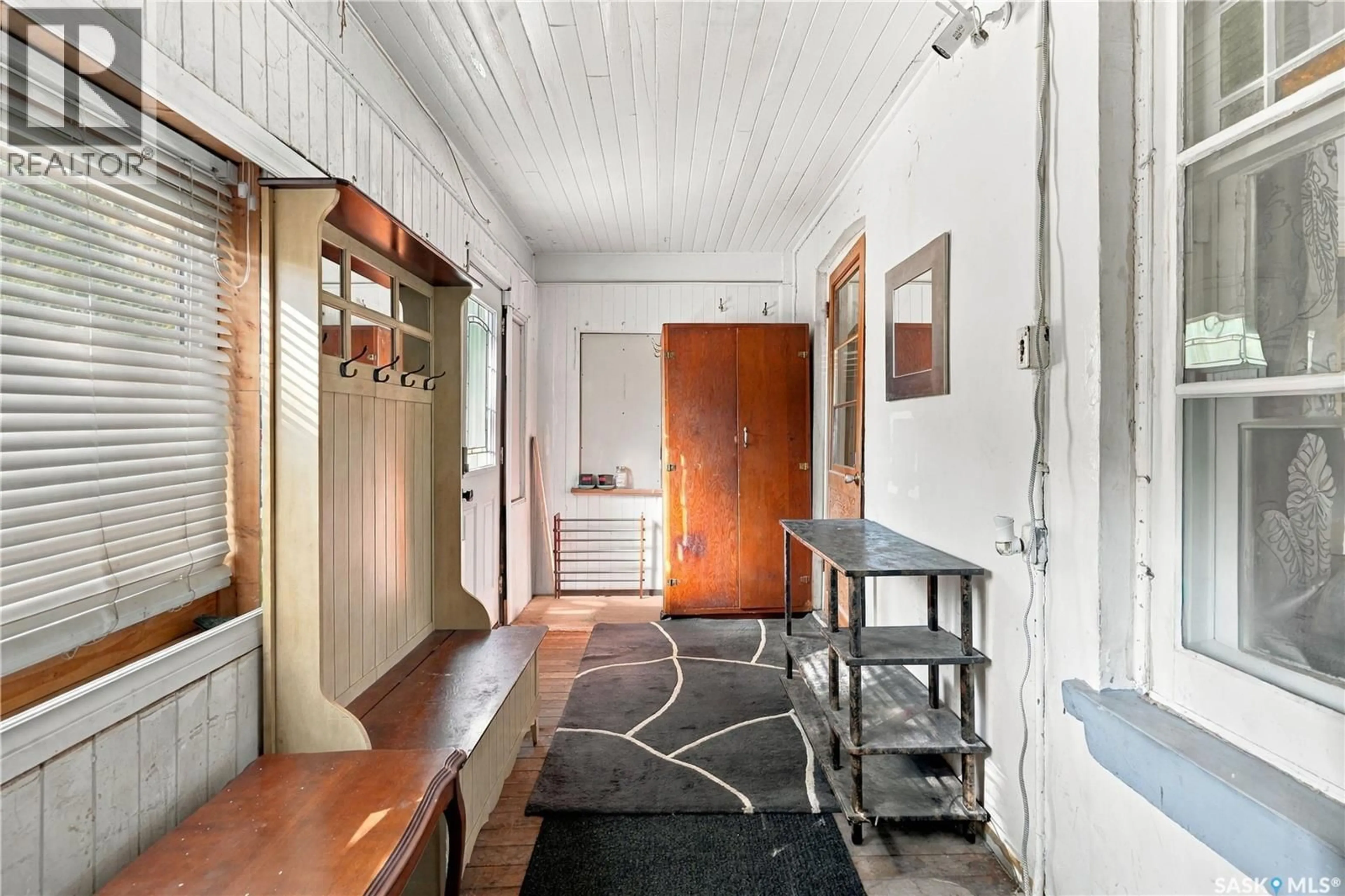 Indoor entryway for 328 I AVENUE, Saskatoon Saskatchewan S7M1Y2